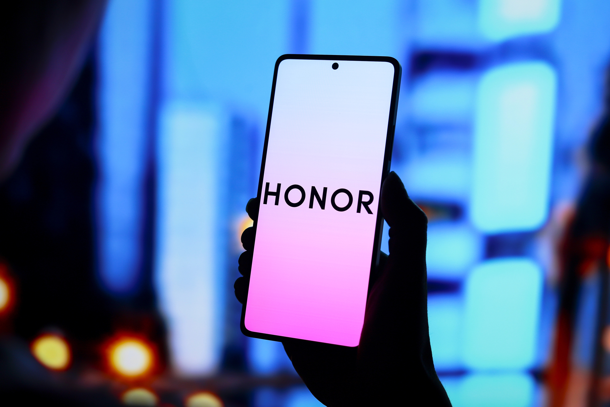Chytrým telefonům se v Evropě nedaří. Jedna značka ale profituje