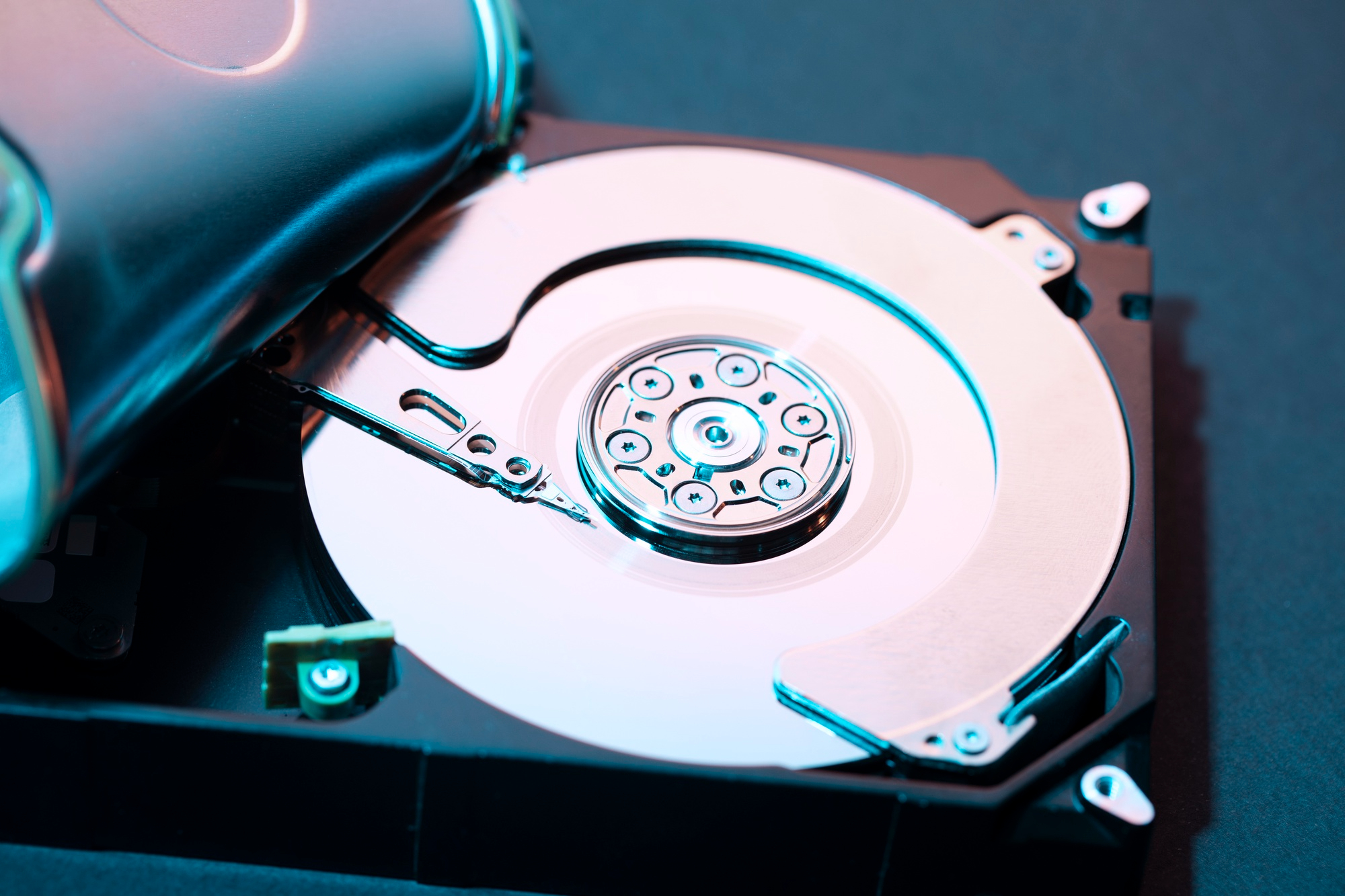 Toto šikovné udělátko rozebere jakýkoli pevný disk za pár sekund