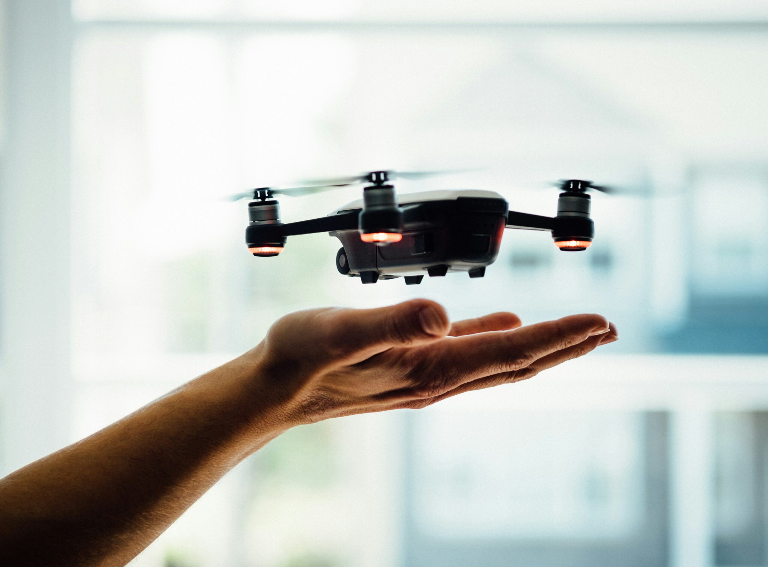 Futuristický dron může díky solárním panelům létat prakticky bez přestání