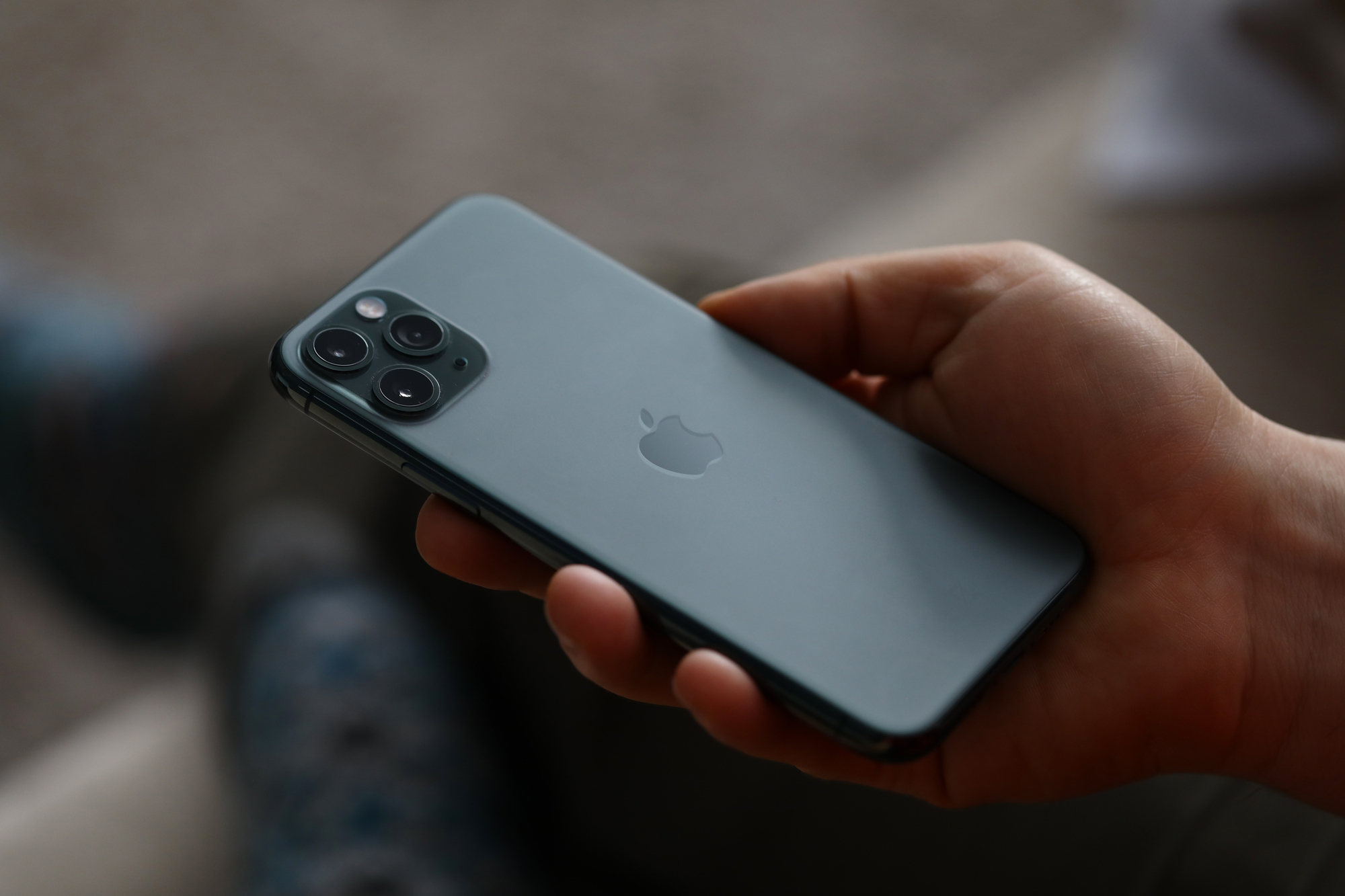 Příběh iPhonu 16e: Telefon, který Apple nechtěl, ale vyrobit jej musel
