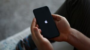 Zrcadlo, dlaždičky a telefon: Trend Přísavkových držáků na iPhone mění způsob natáčení videa