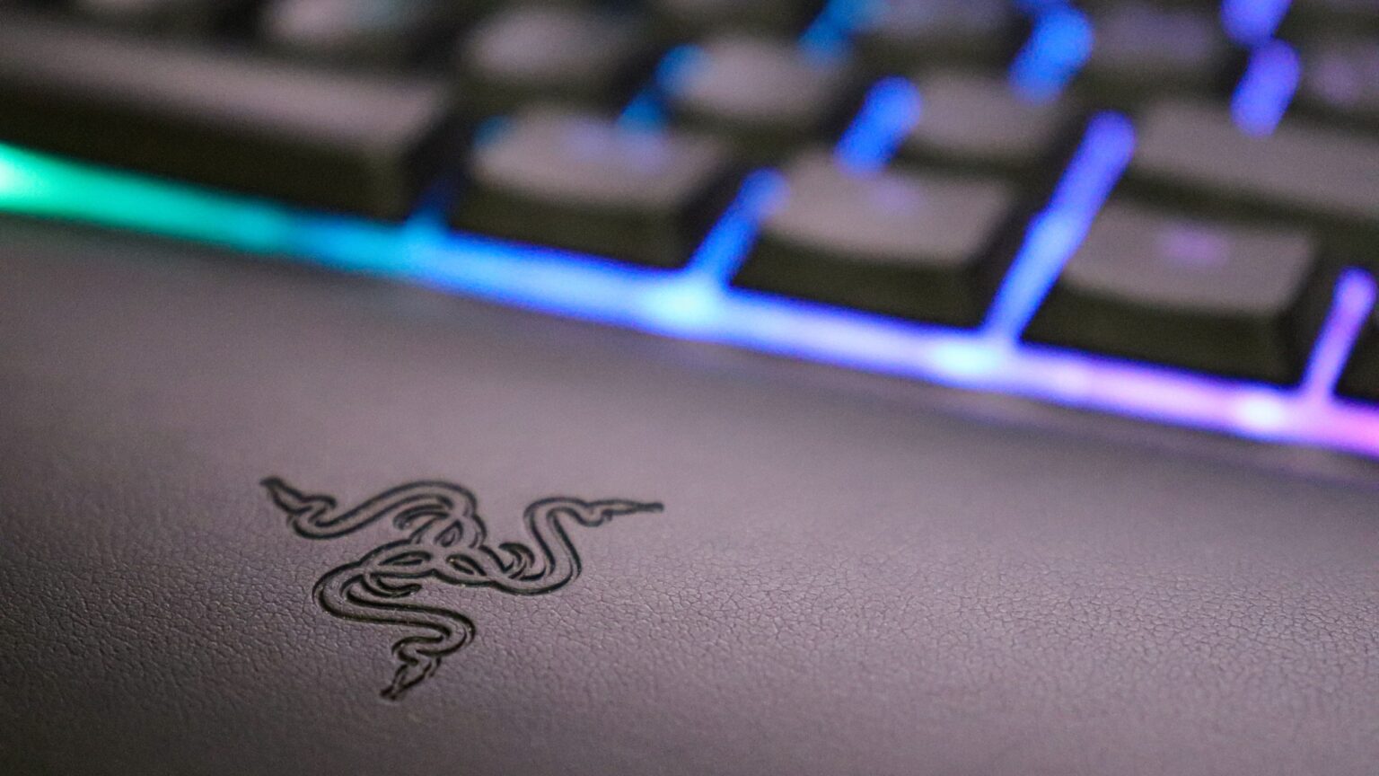 Razer BlackWidow V4 Tenkeyless HyperSpeed: Přizpůsobení a výkon v kompaktním provedení
