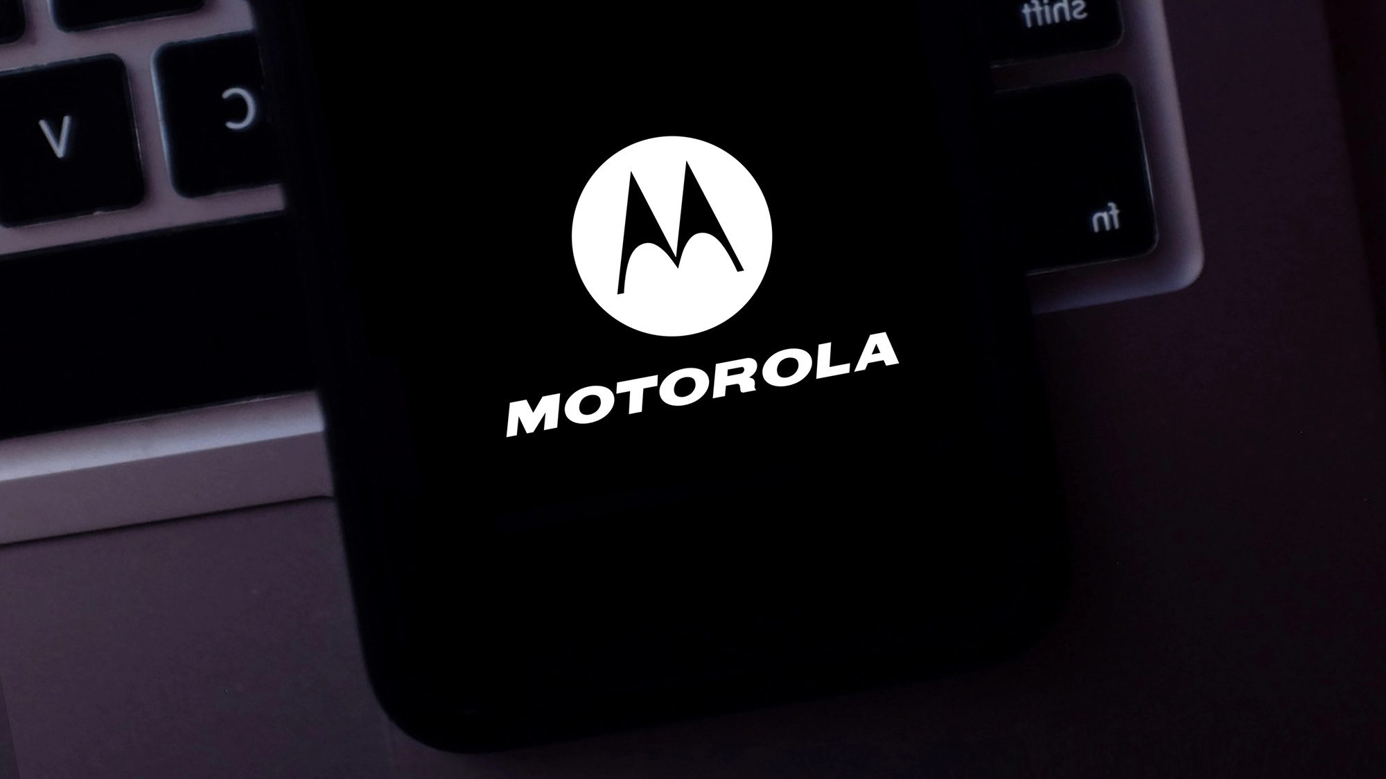 Tenký, ale nezlomný: Motorola ukazuje, proč ostatní značky zůstaly pozadu