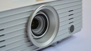 Tento projektor s vysokým jasem je ideální pro domácí kino i prezentace