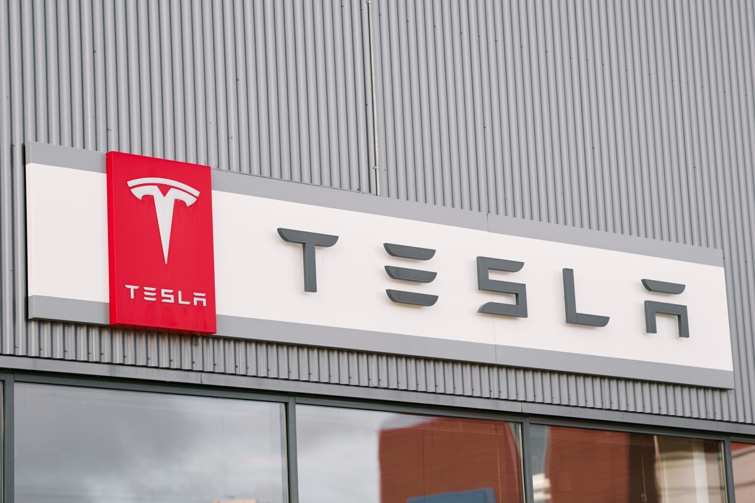 Tesla ztrácí postavení na trhu: Může za to falešný slib Elona Muska