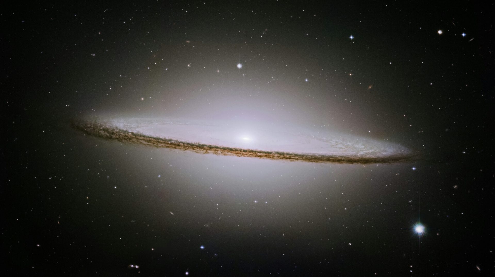 Obrovská galaxie ve tvaru otazníku šokovala NASA