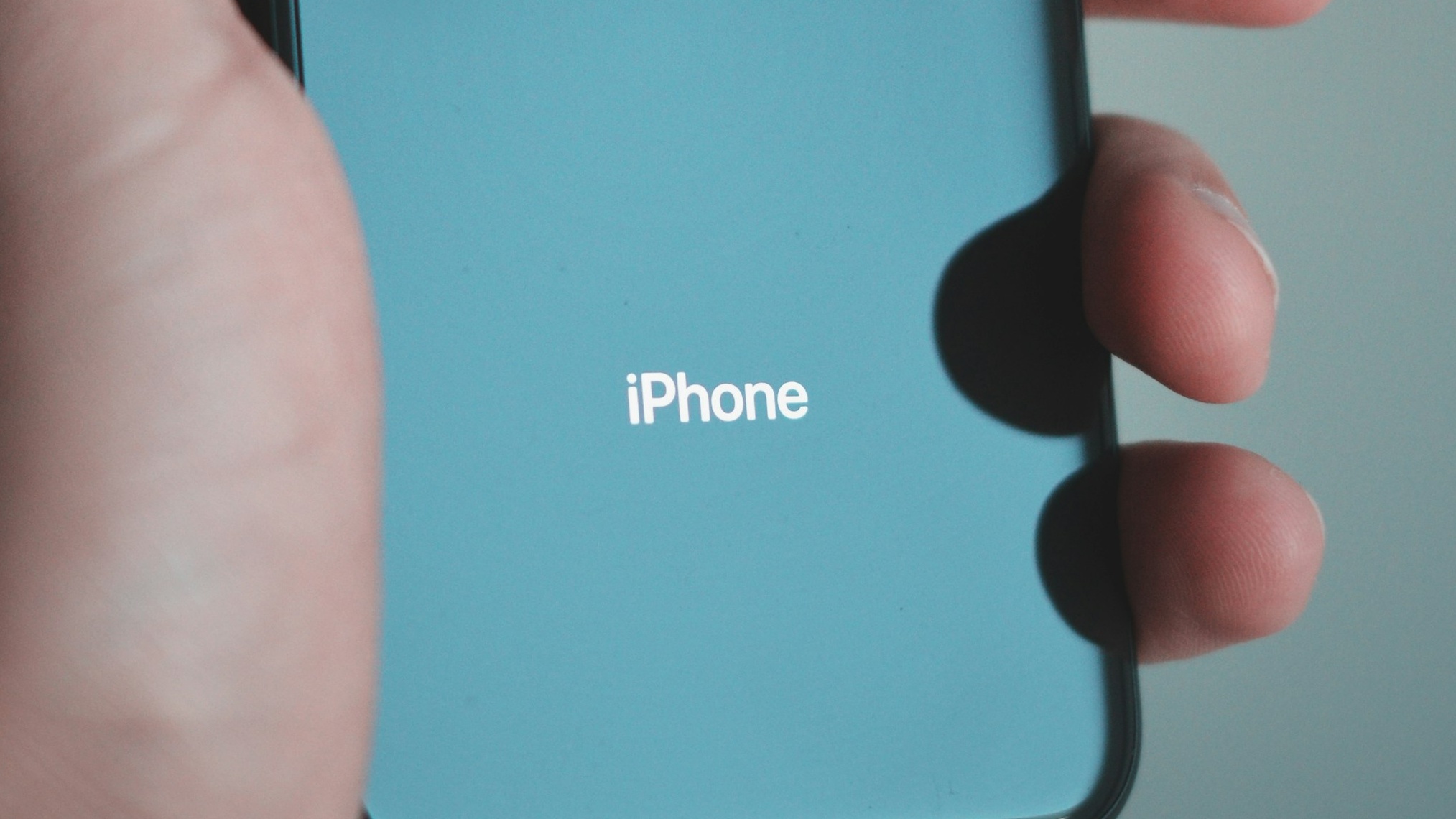 Skládací iPhone je za rohem: Apple jej již údajně vyvíjí