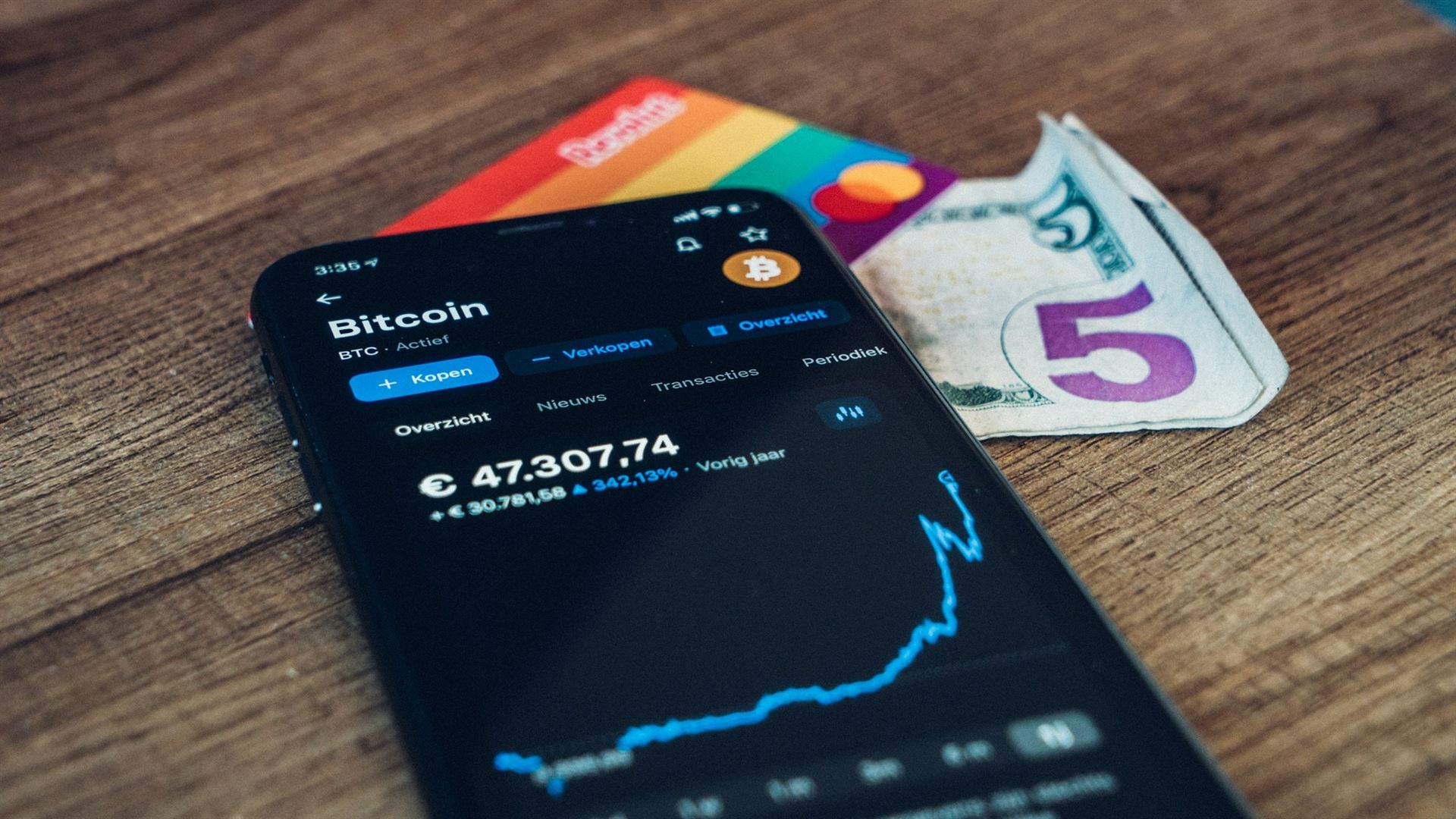 Bitcoin boří rekordy a stále roste. Jeho vývoj můžete sledovat na těchto chytrých zařízeních