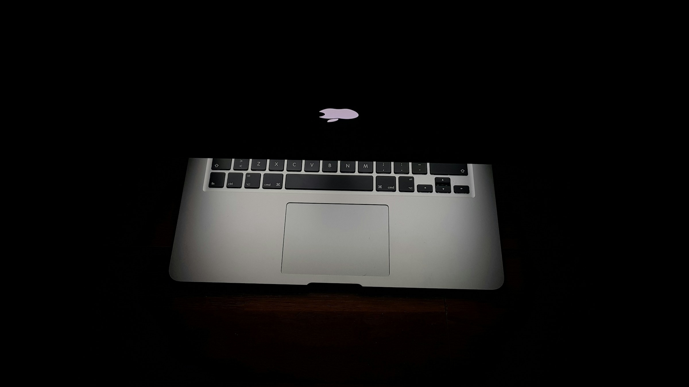 Apple nejspíš vydá MacBook Air M4 ještě před oznámením levného iPadu a iPhonu SE 4