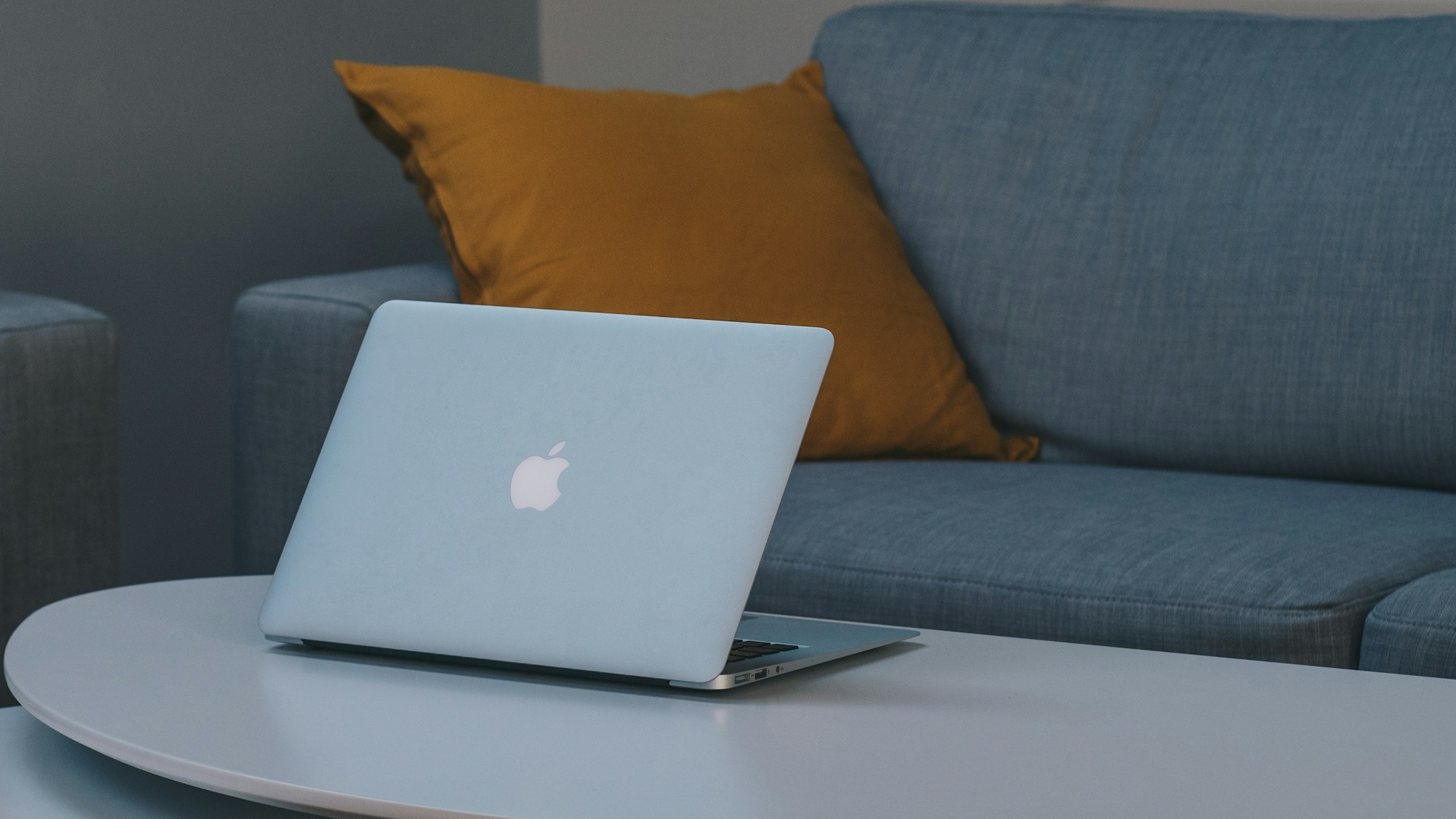 OLED MacBook Air od Applu dorazí v tomto roce. Navzdory upgradu bude stále chybět jedna klíčová funkce