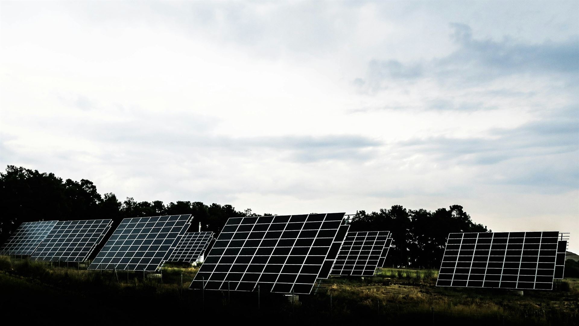 Měsíční světlo jako zdroj elektřiny: Tesla přepisuje pravidla solární energie