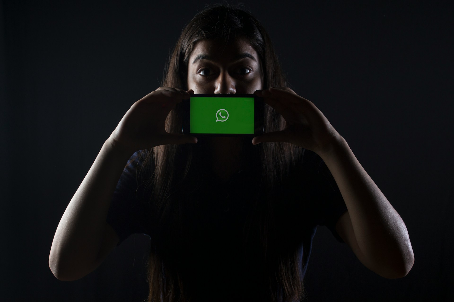 WhatsApp je propojen s Facebookem. Přihlásit se jde bez znalosti hesla