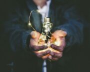 Futuristický dánský větrný plot je ideálním výrobníkem domácí energie