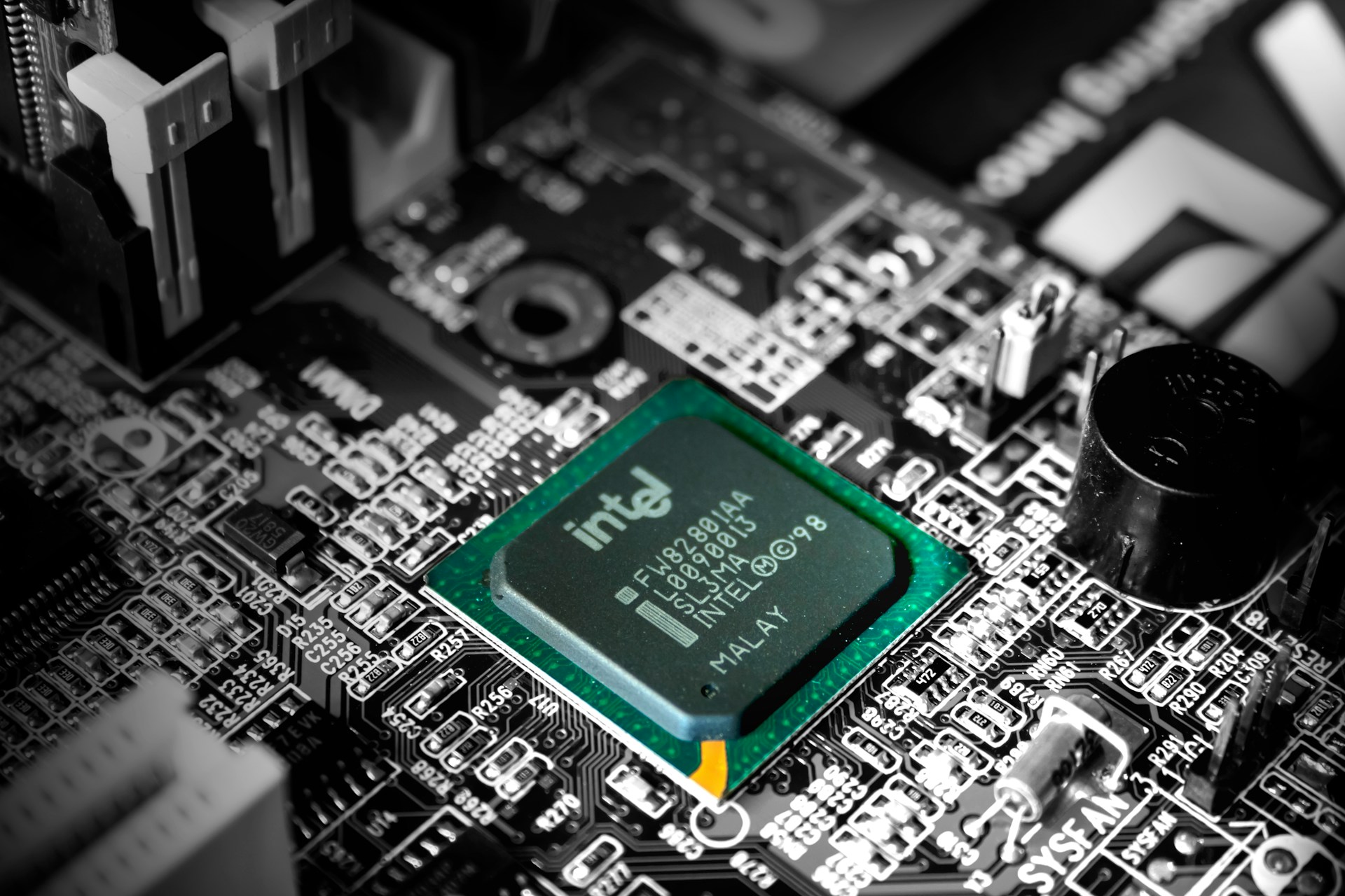 Intel volí novou obchodní strategii – kritizuje konkurenční Qualcomm a jeho procesory