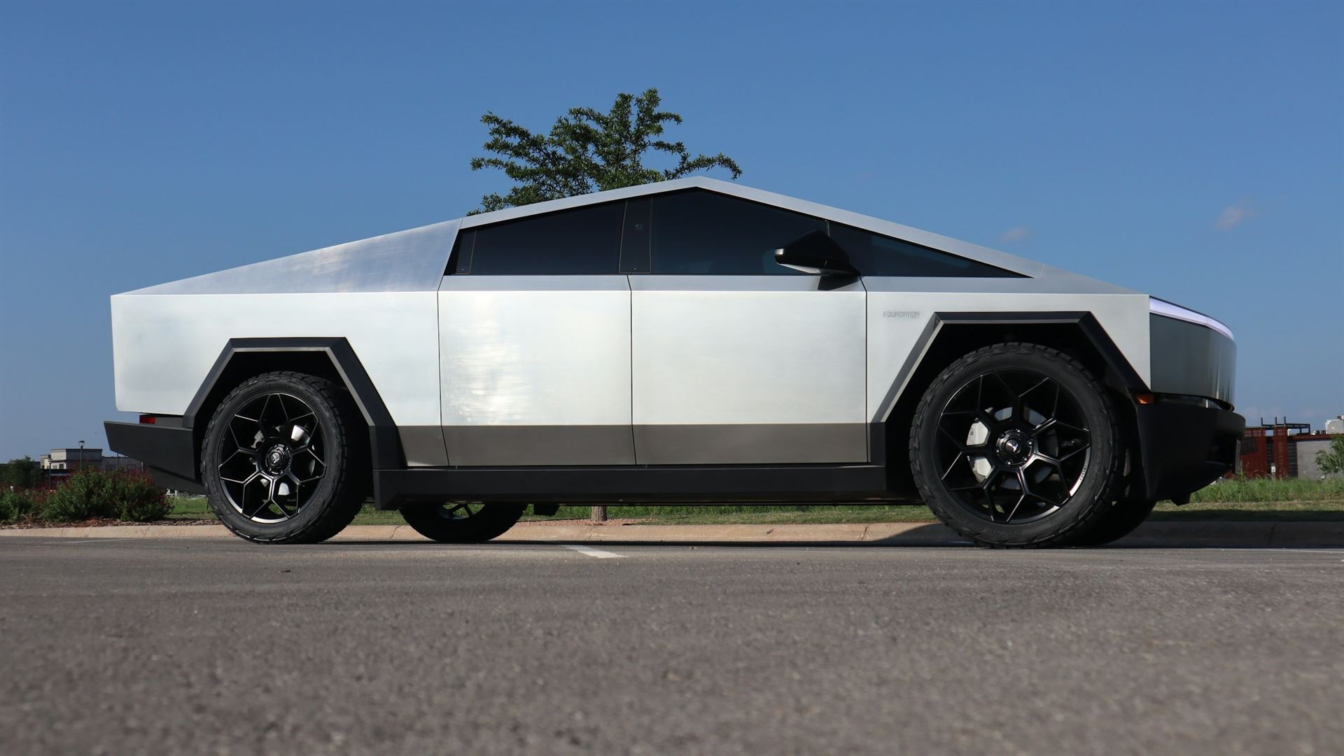 Tesla Cybertruck odhalil svou slabinu: Je jí chladné počasí