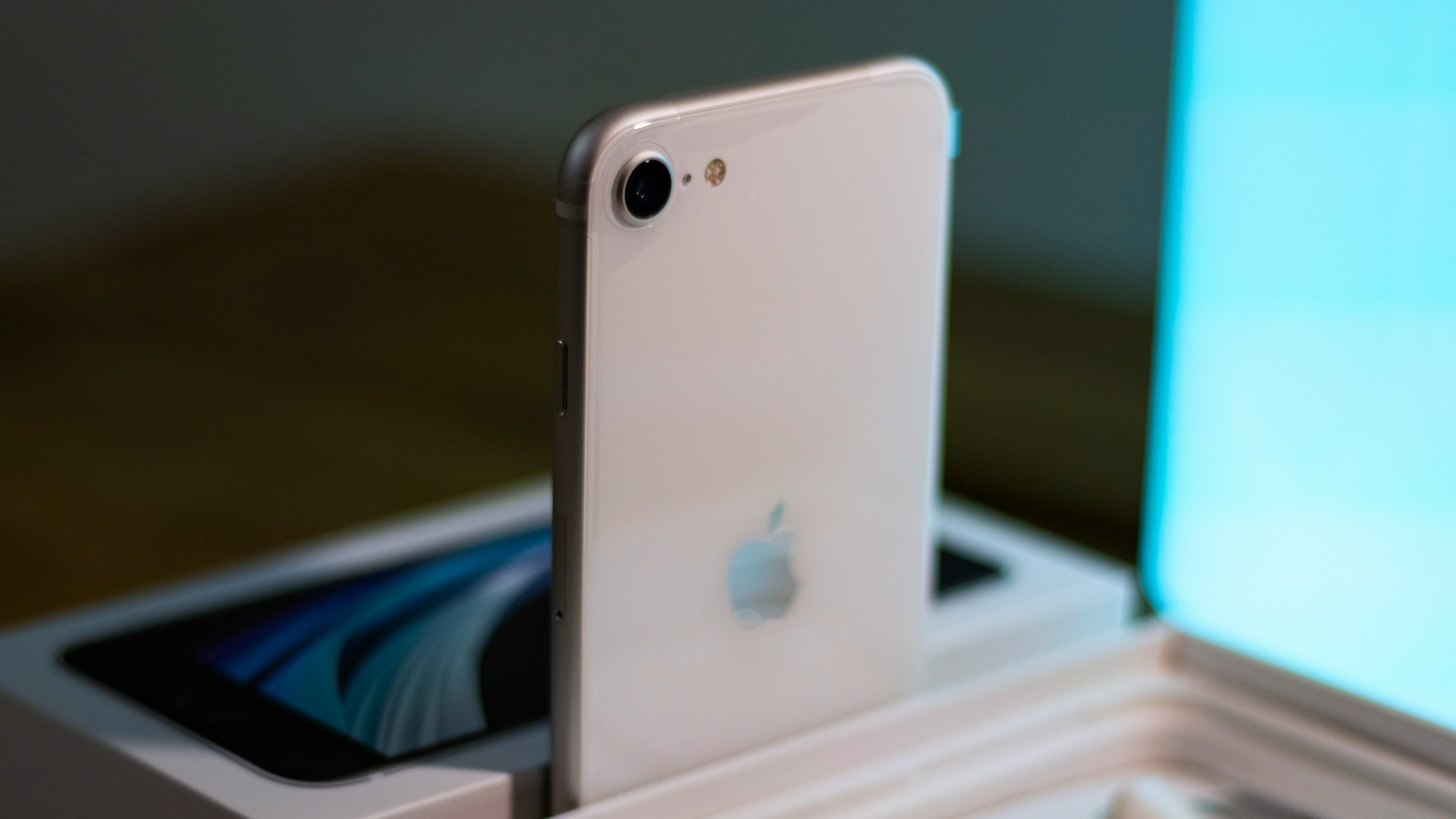 Makety iPhonu SE 4 ve dvou barvách vnější rám „levného“ modelu