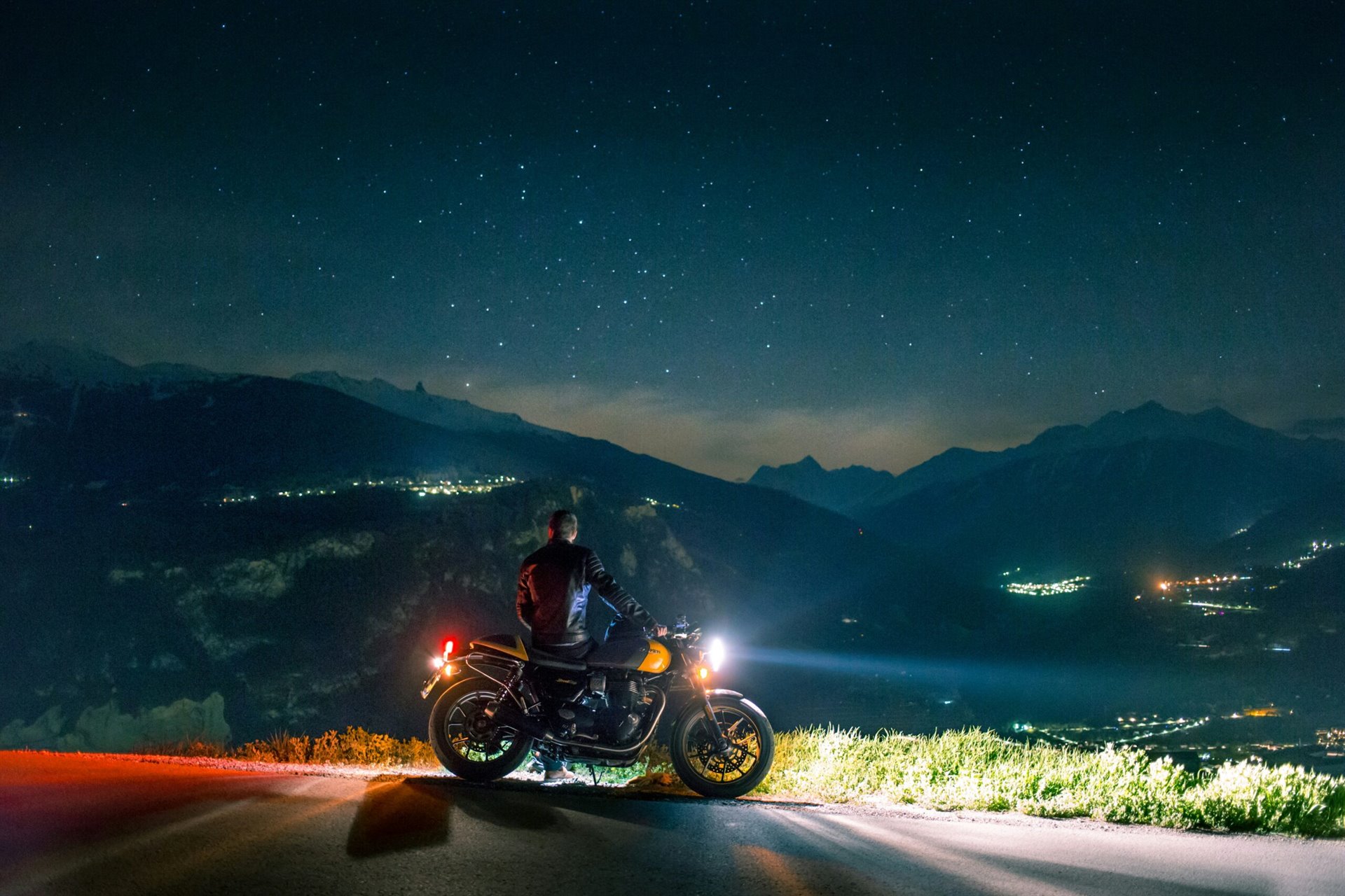 Futuristická helma na motorku má umělou inteligenci a slibuje, že skoncuje s mrtvými úhly