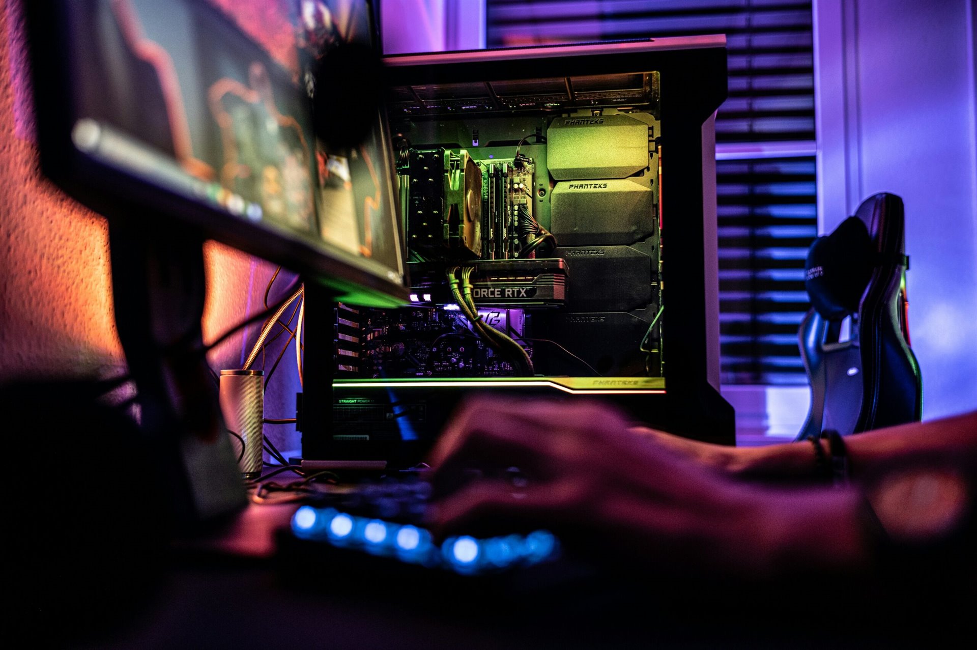 Razer představuje nové periferie: RGB, klimatizovaná křesla a dokovací stanice pro notebooky