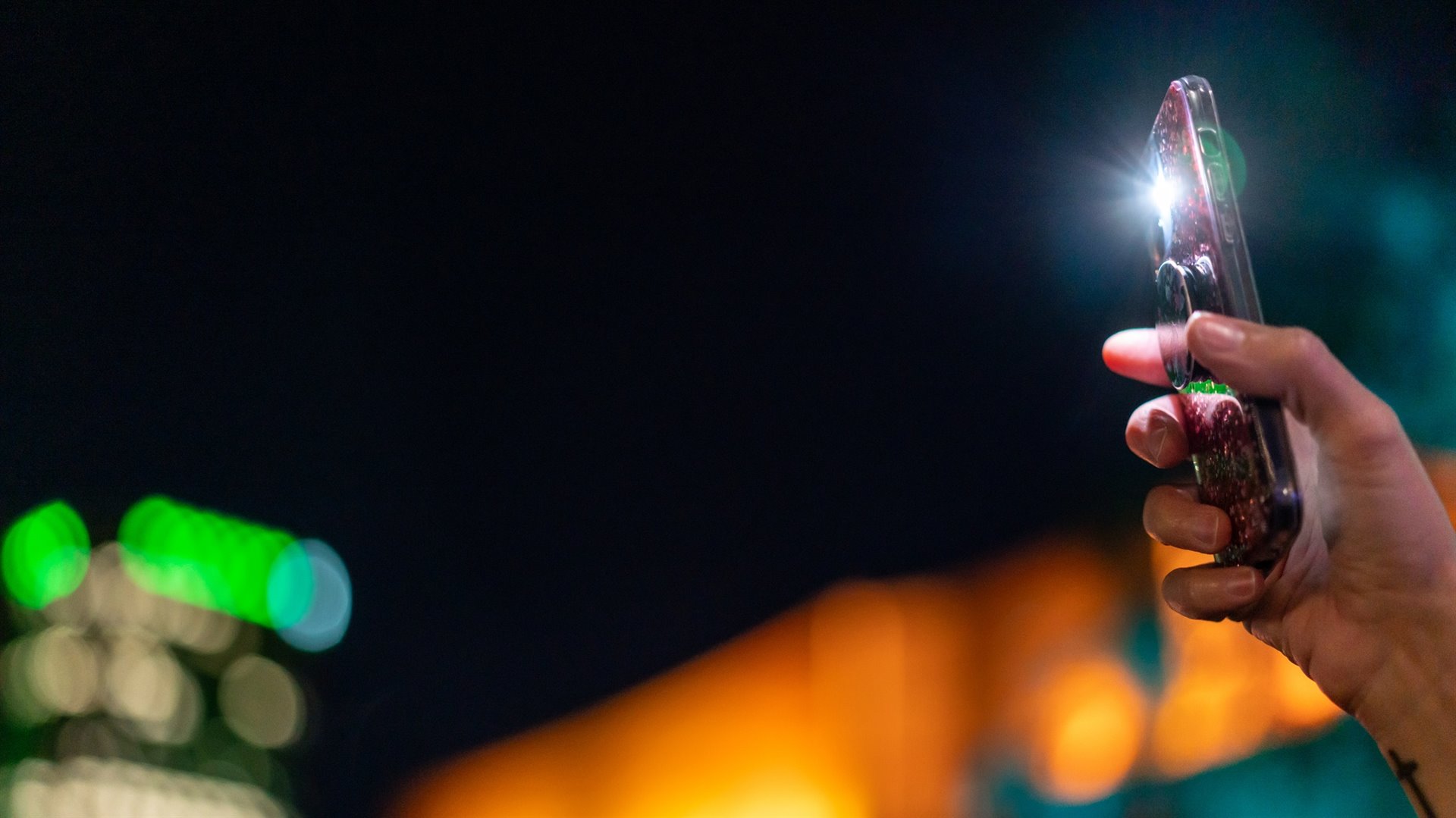 Jak změnit jas svítilny mobilního telefonu bez externích aplikací