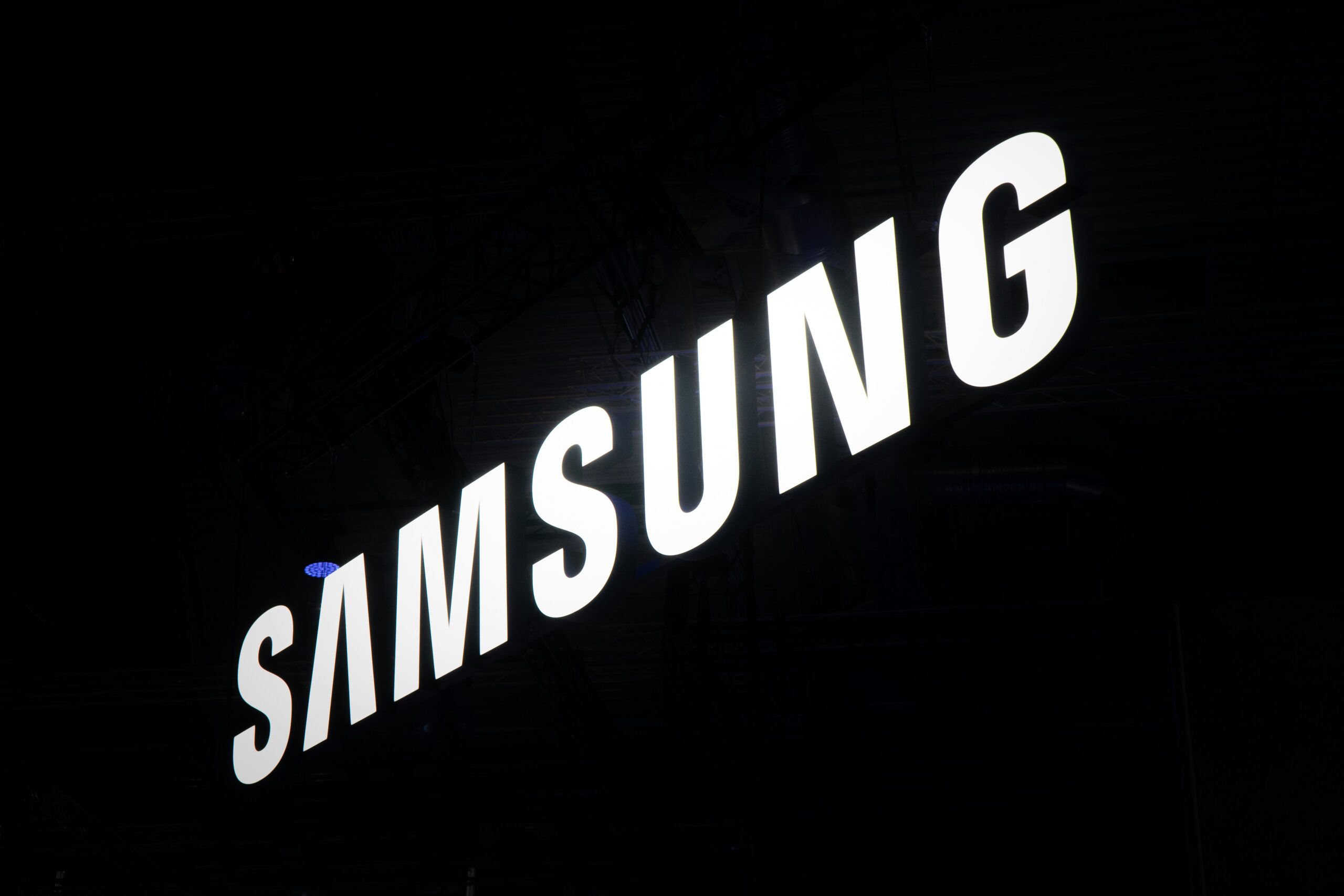 Samsung získal povolení pro delší pracovní dobu. Vývojáři budou v práci 64 hodin týdně