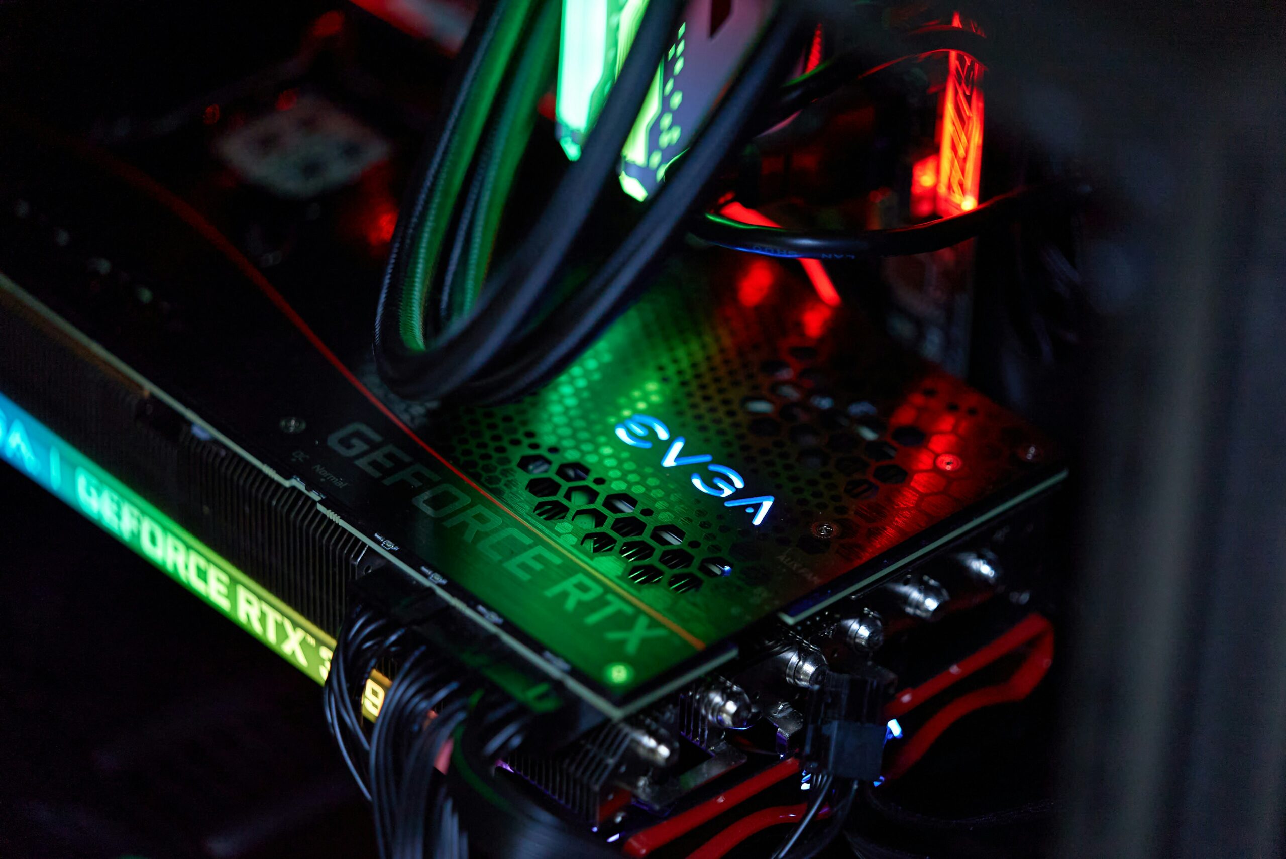 NVIDIA se snaží vyslyšet volání zákazníků: U nové generace karet chce předejít problémům s kabely