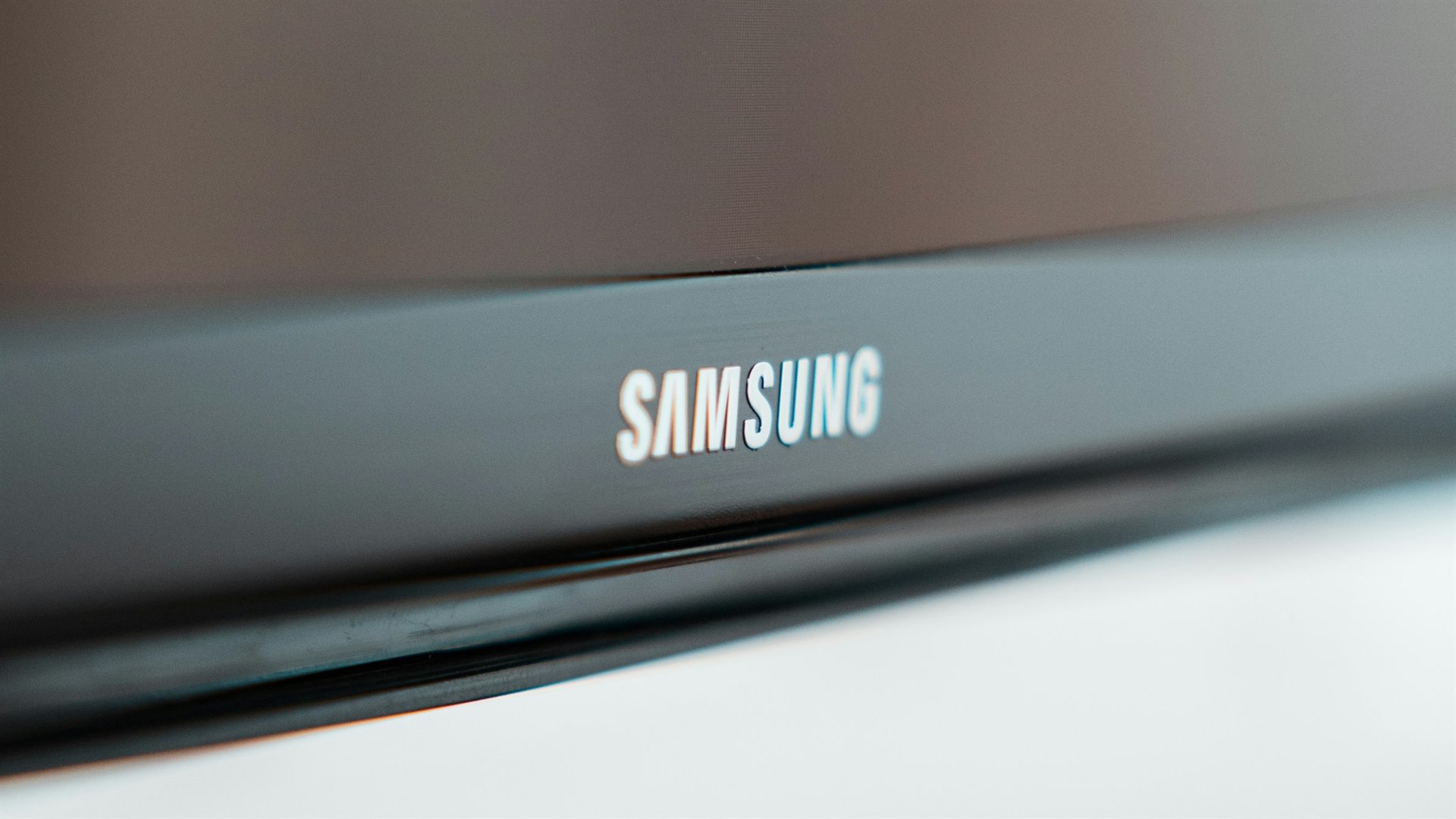 Nový Samsung OLED s vysokým jasem a frekvencí 144 Hz v černém provedení