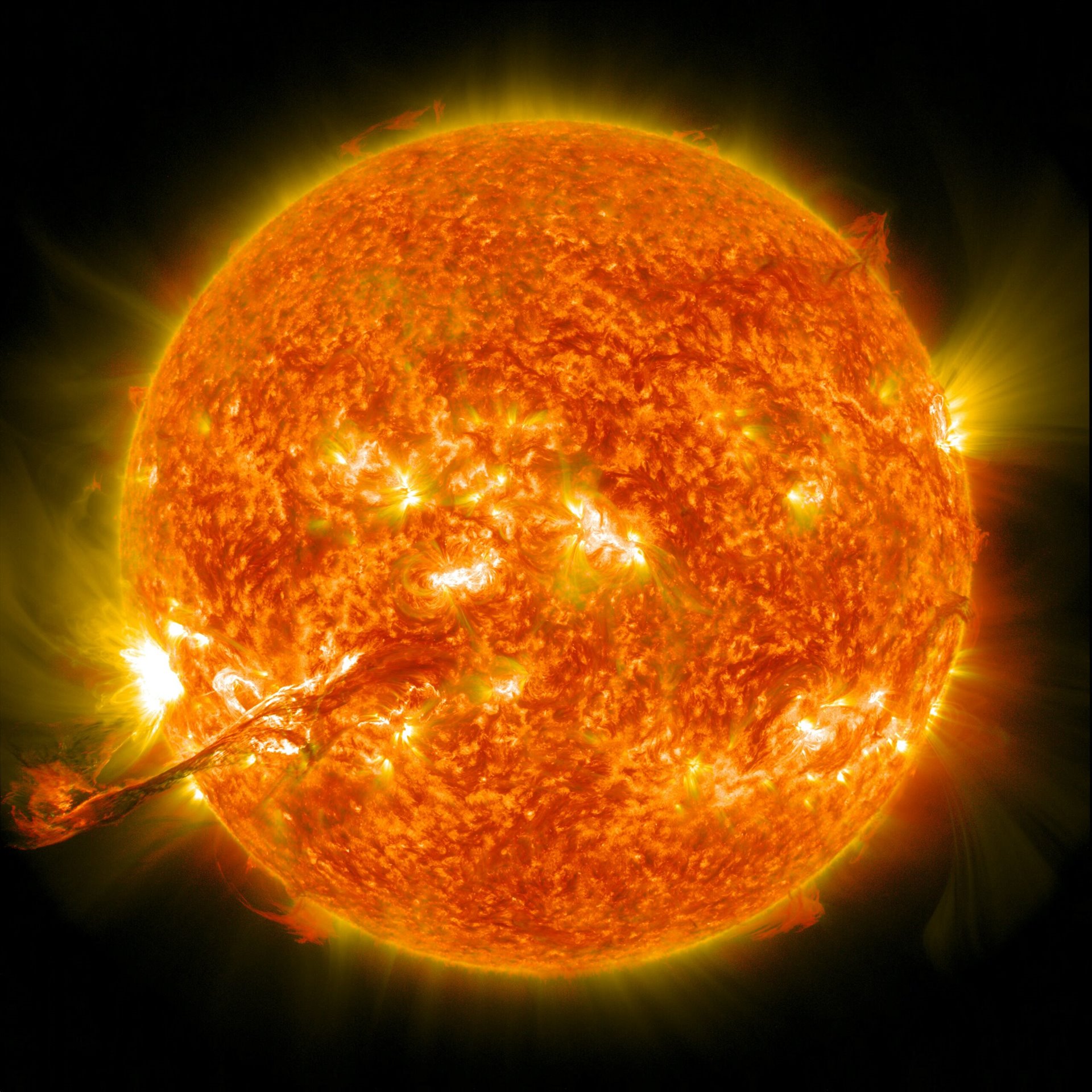 NASA zkoumá poslední mohutnou sluneční erupci: Mohla by nás vrátit do doby kamenné