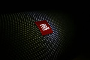 JBL přináší reproduktory s umělou inteligencí, delší výdrží baterie a větší odolností