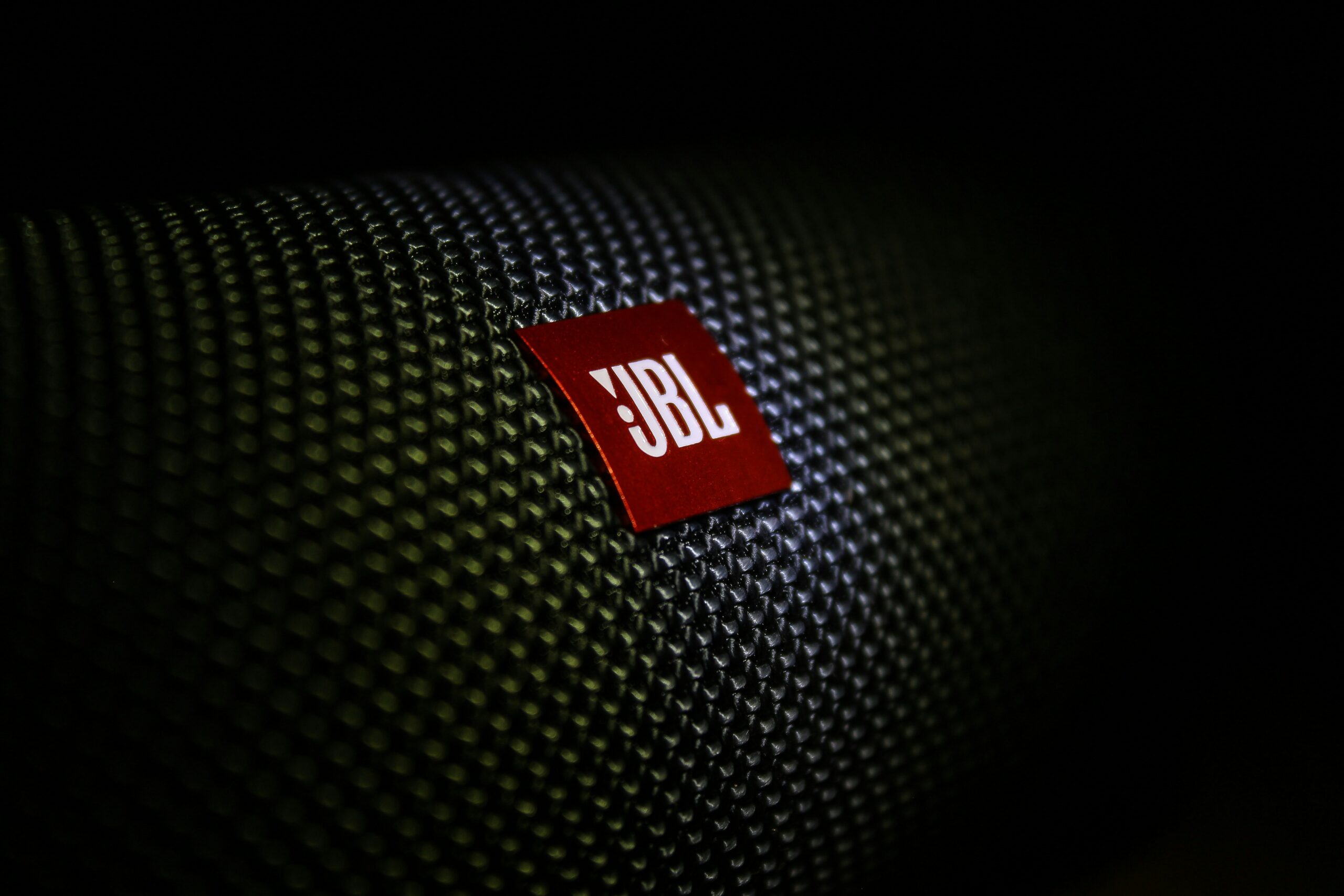 JBL přináší reproduktory s umělou inteligencí, delší výdrží baterie a větší odolností