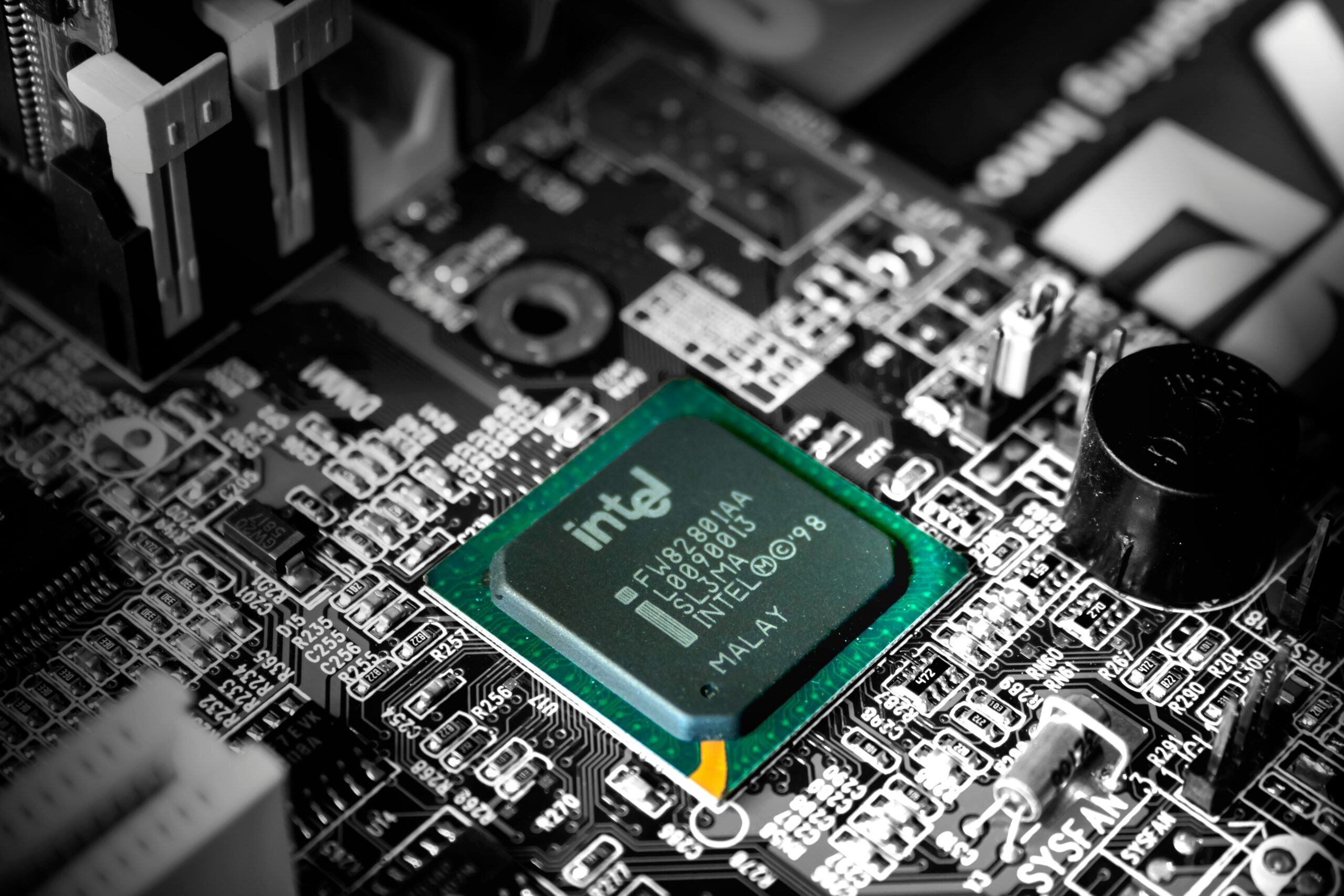 Intelu se přestává dařit vyrábět kvalitní čipy. Situace hraje do karet konkurenční AMD