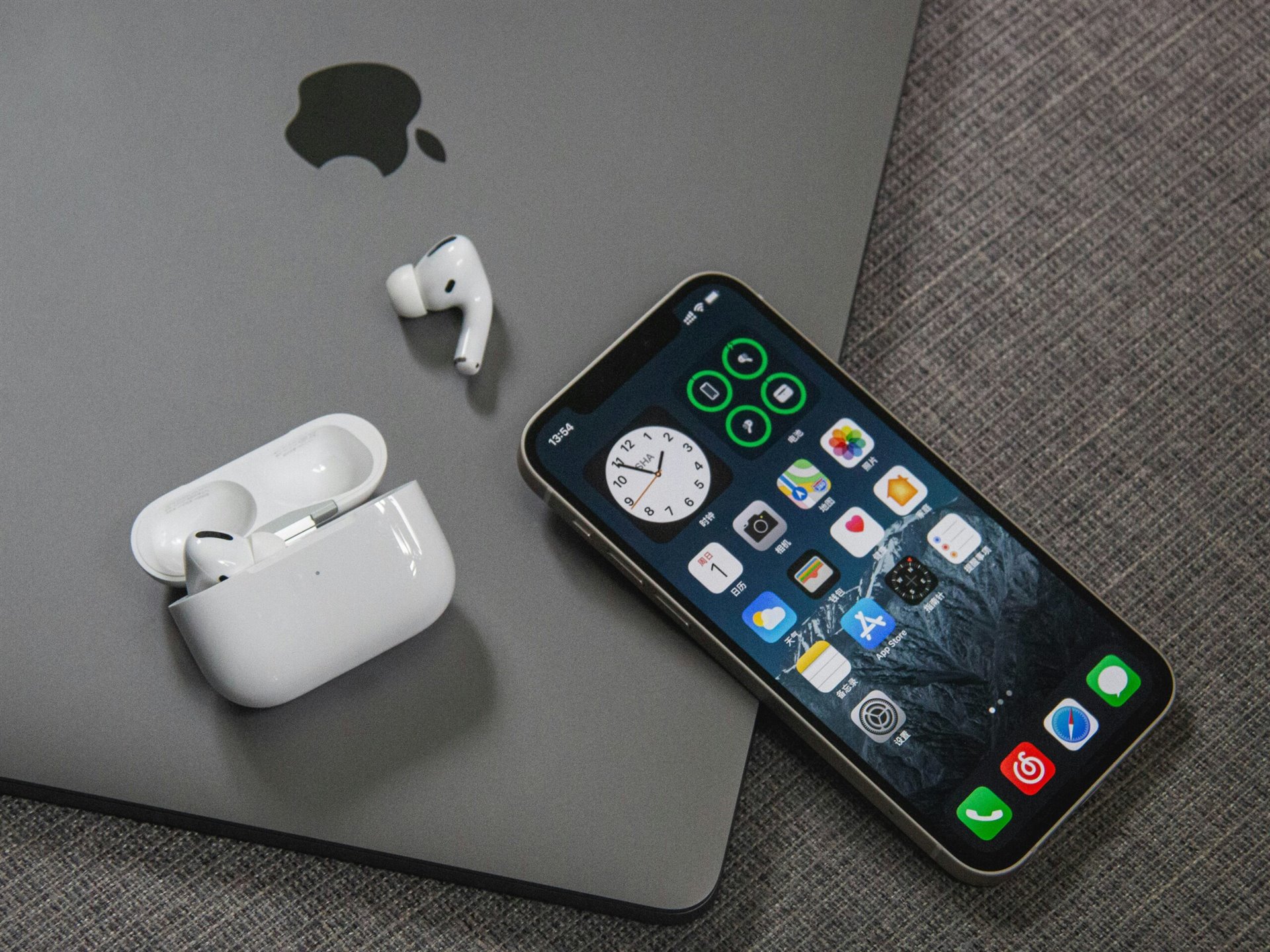 Prodeje iPhonů nesplnily očekávání, přesto má Apple důvod k oslavám