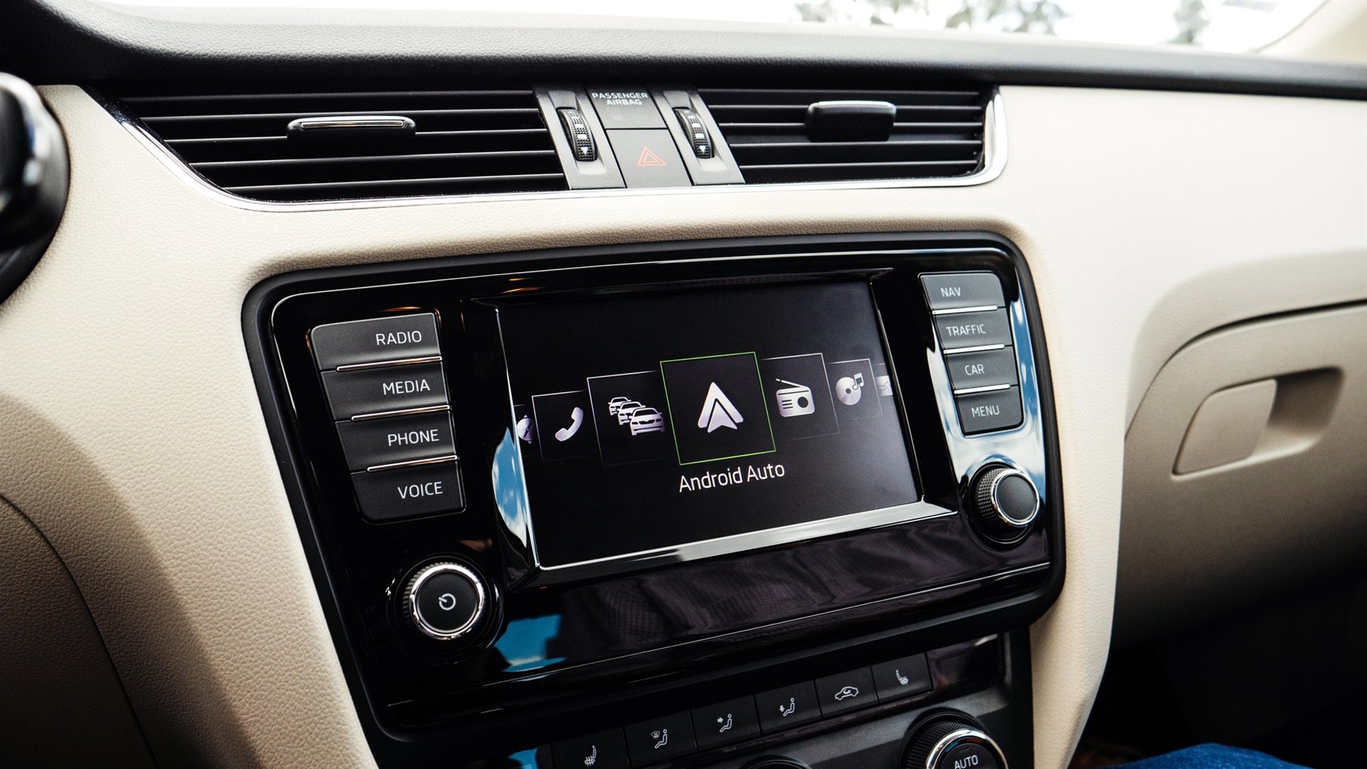 Uživatelé hlásí problémy s Android Auto. Google si neví rady