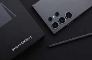 Rok po uvedení Galaxy S24 Ultra se neřeší problémy s výkonem, ale zničené kalhoty