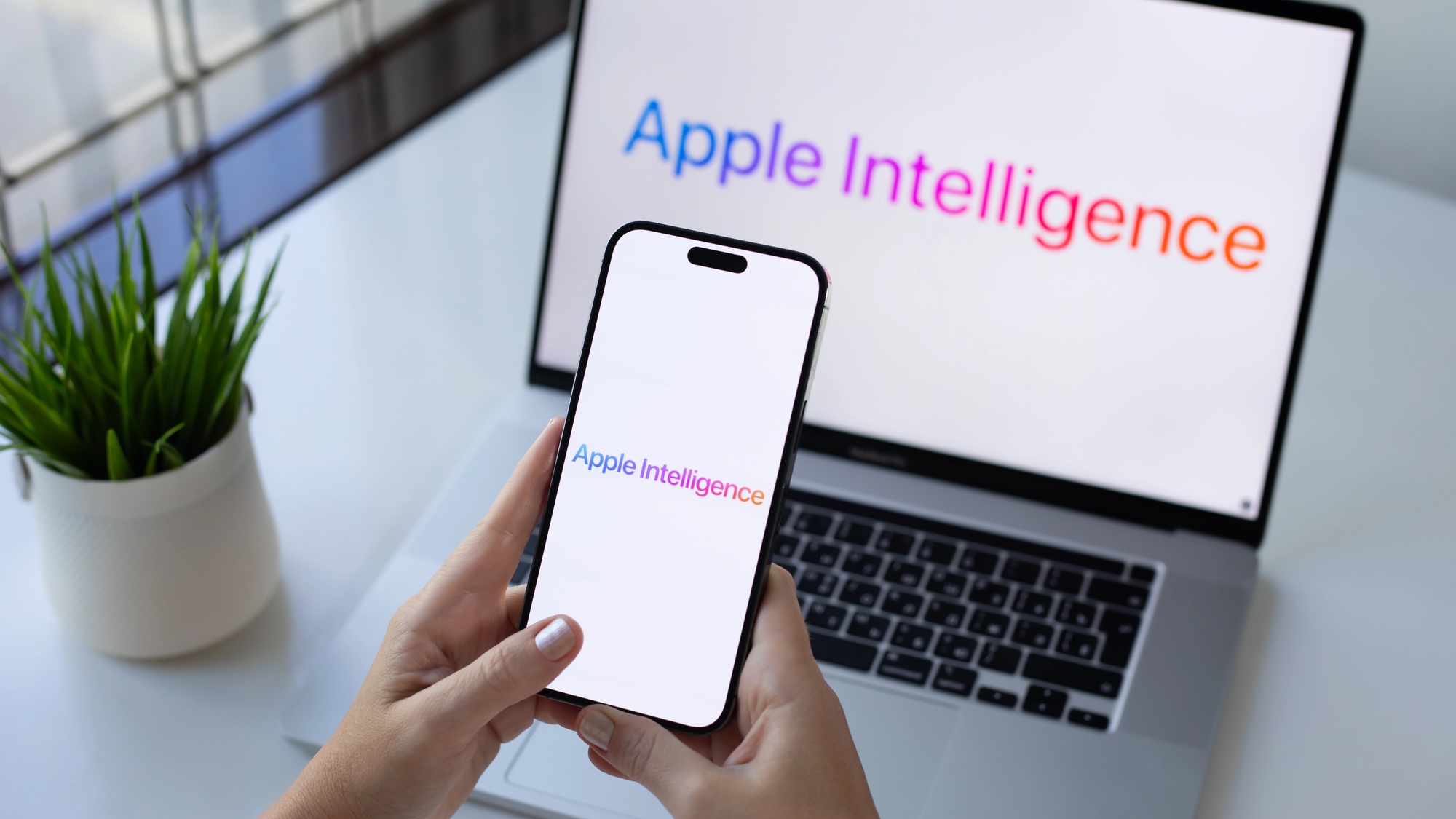 Vylepšená Siri využívající Apple Intelligence dorazí v květnu s iOS 18.5