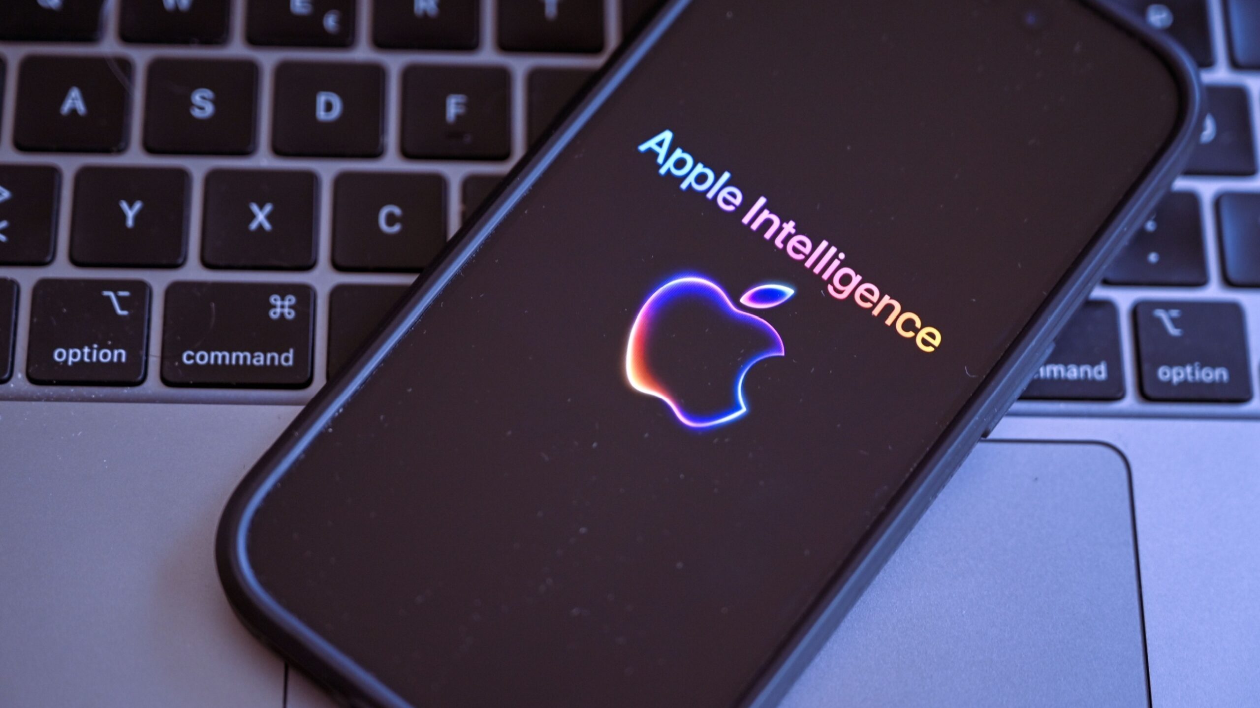 Siri už není tak hloupá. Inteligenci však zatím předvádí jen v angličtině