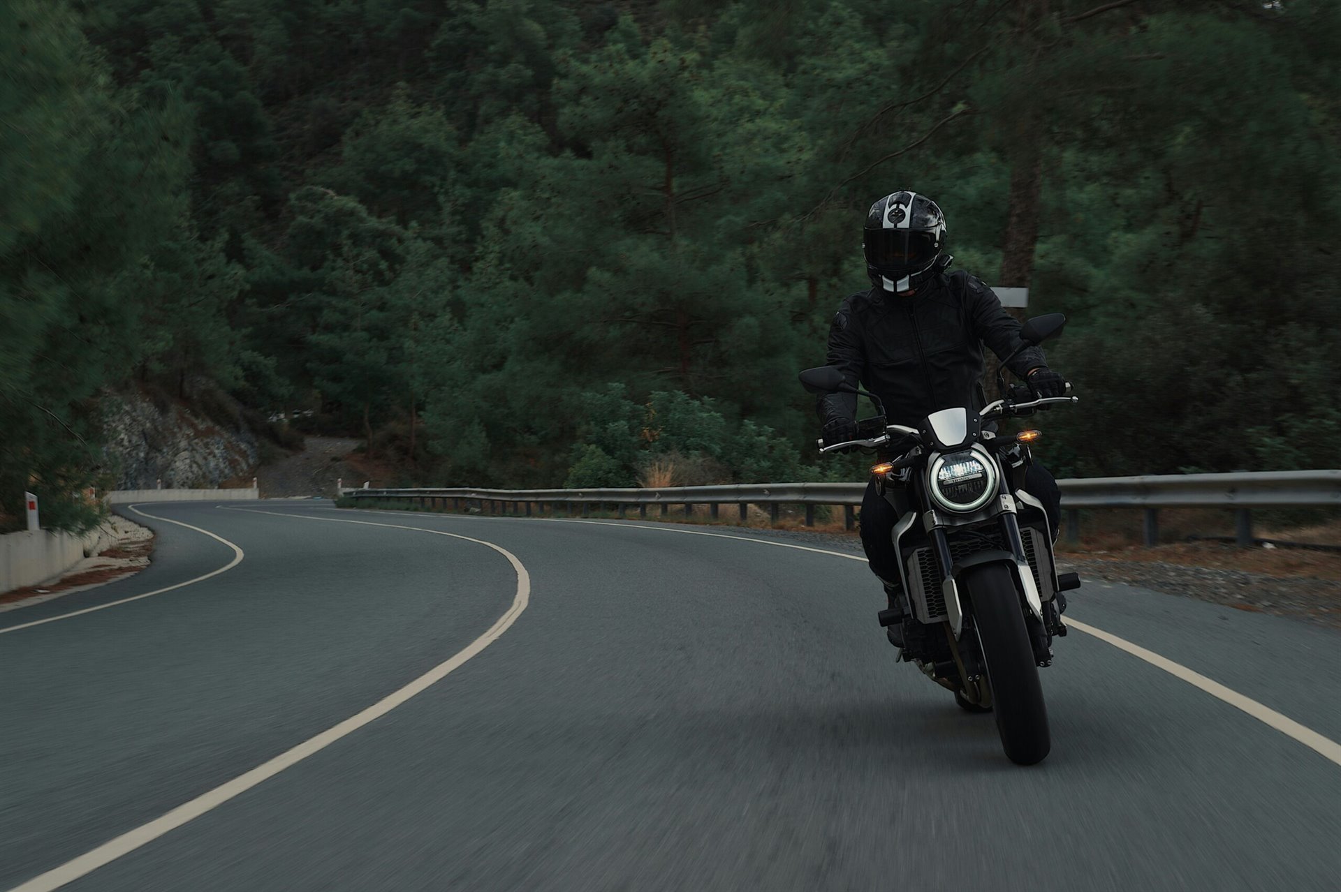 Ne benzín, ne elektřina: Japonsko uvádí na trh motocykl z 22. století