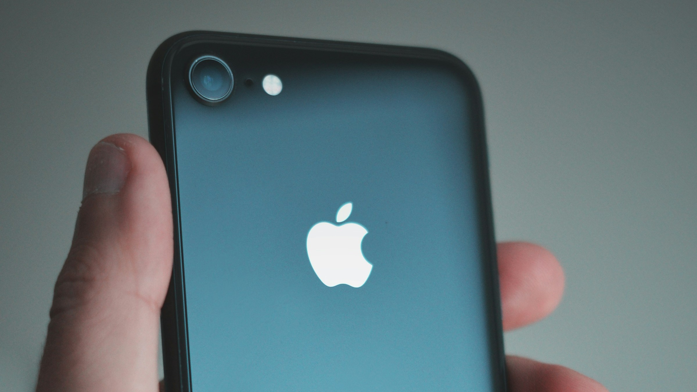 Představení iPhone 16e: Design předchůdce, vylepšené fotoaparáty a výkon čipu A18