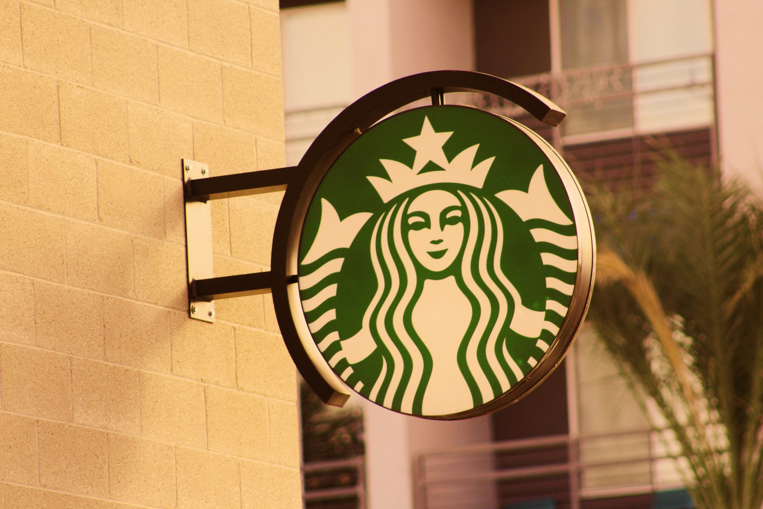 Generální ředitel Starbucksu propustil přes tisíc zaměstnanců: Sám vydělává miliony a do práce létá z pláže
