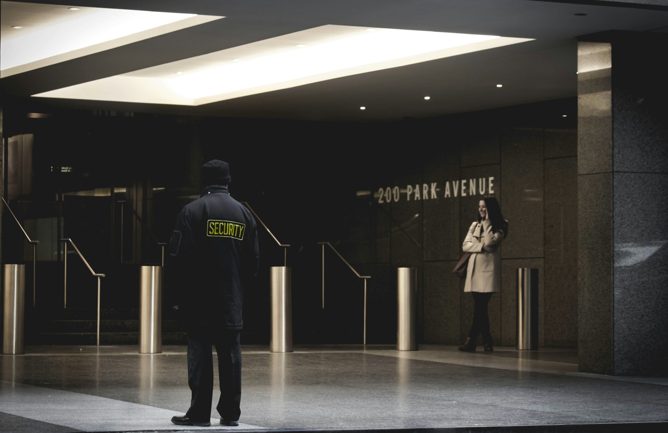 V nové aplikaci Protector si můžete najmout ozbrojeného bodyguarda