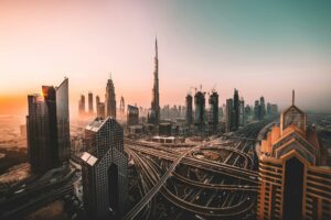 V Dubaji se kvůli horku nedá chodit pěšky. Řešením jsou klimatizované chodníky