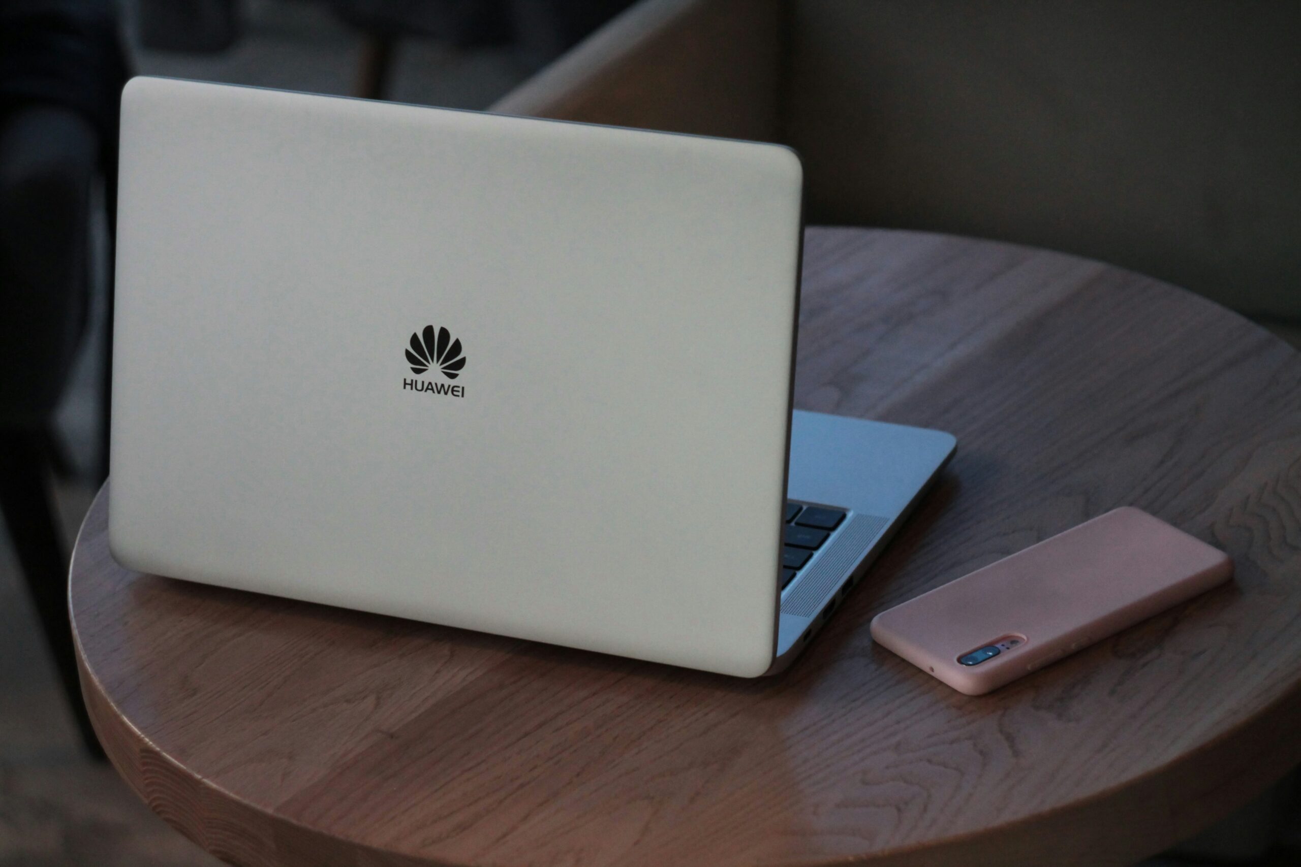 Tento notebook je přímou konkurencí MacBooku Air: Výdrž baterie 19 hodin, 16 GB RAM a OLED displej