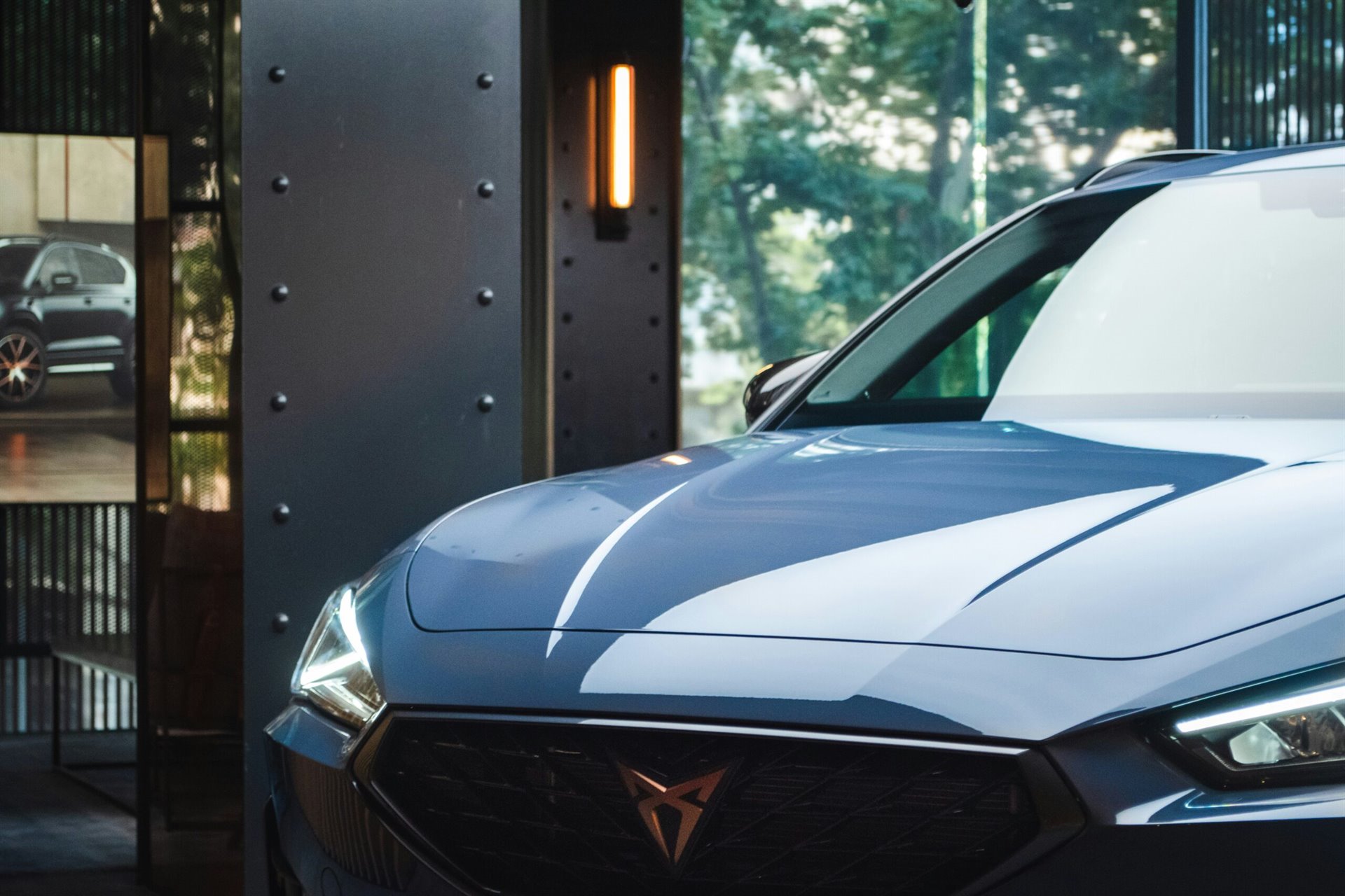 Tesla a Elon Musk mají nového nepřítele: Tato futuristická značka přichází do Ameriky