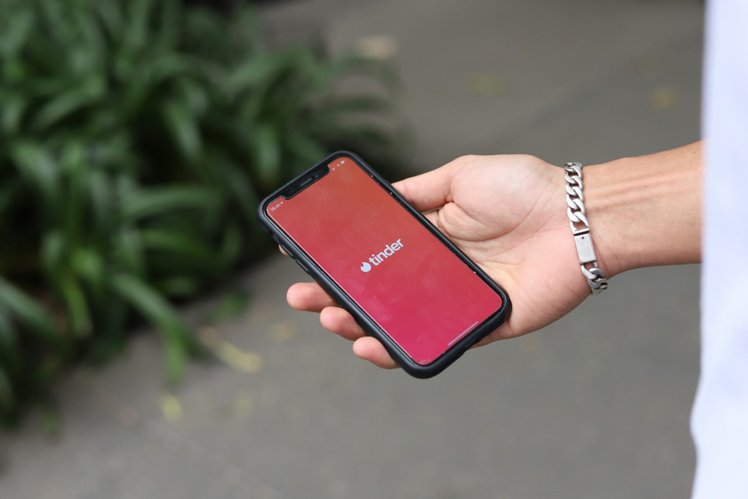 Tinder stále ztrácí uživatele, řešení hledá v AI
