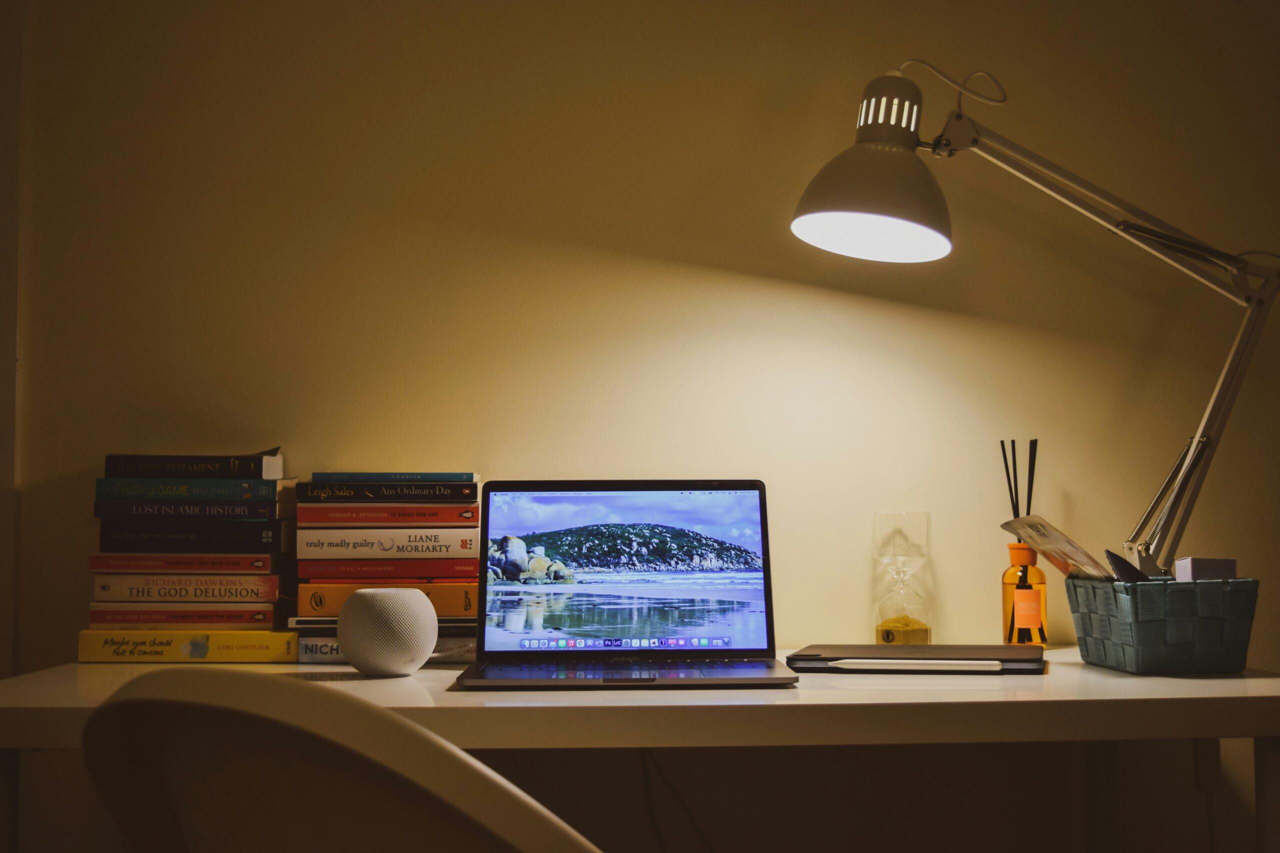 Apple údajně pracuje na stolní robotické lampě od Pixaru