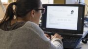 Tvůrci jedné z nejlepších AI varují před jejím použitím pro tvorbu životopisů