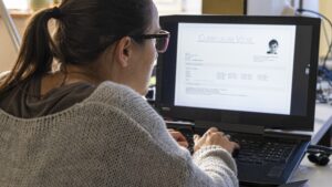 Tvůrci jedné z nejlepších AI varují před jejím použitím pro tvorbu životopisů