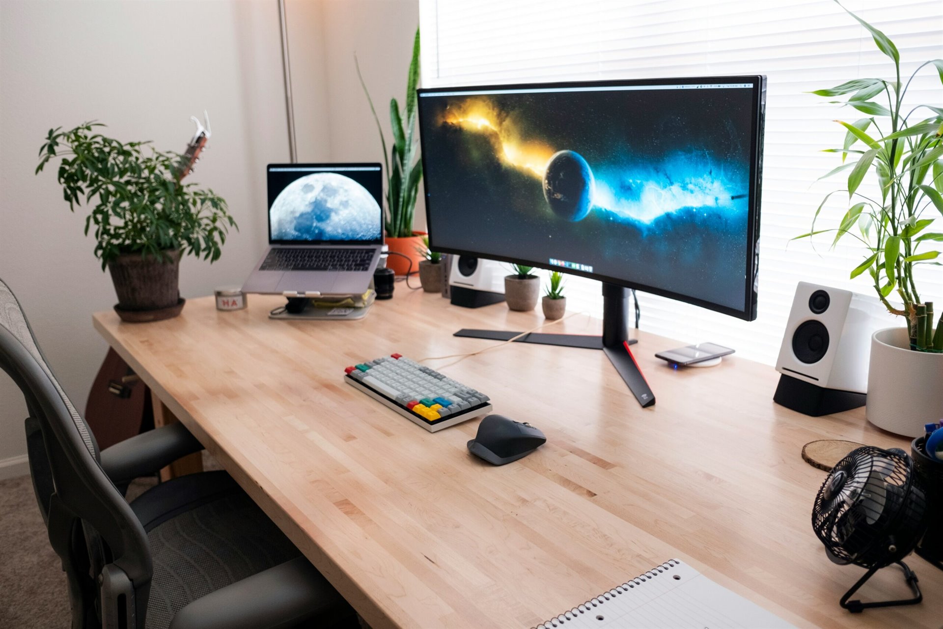 Přeměňte svůj pracovní prostor: Tento zakřivený monitor musíte mít