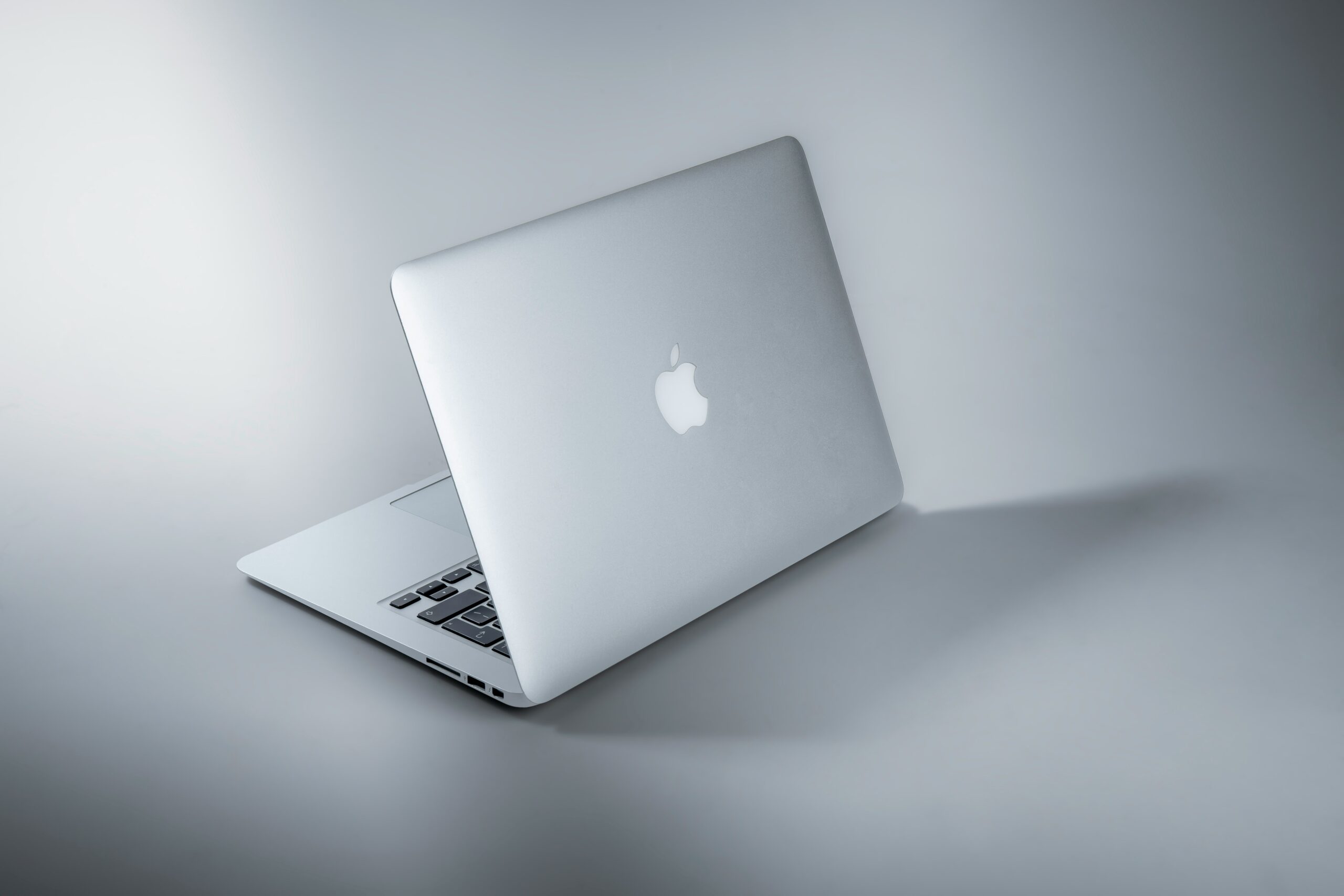 M4 MacBook Air bude uveden na trh nejdříve v březnu. Přinese zvýšení výkonu bez změny designu