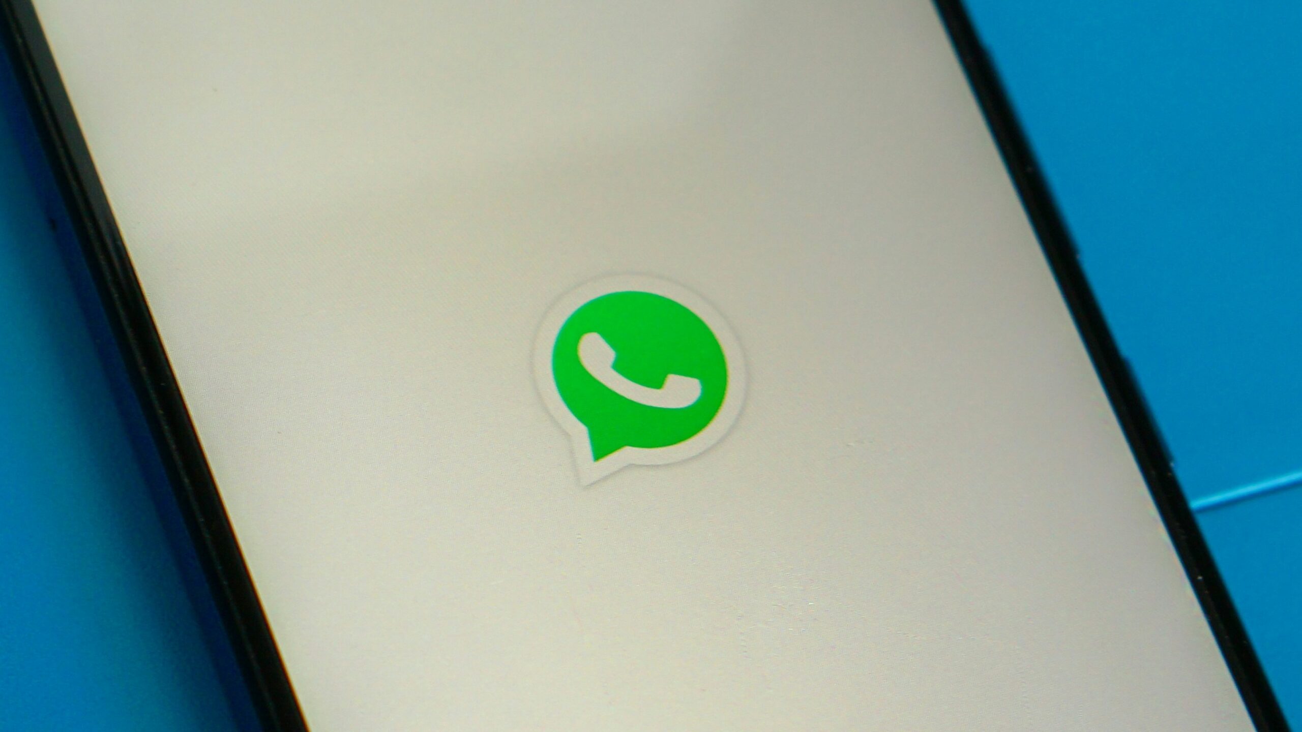 Čechy čeká radikální změna v telefonech: WhatsApp se loučí se svou ikonickou zelenou