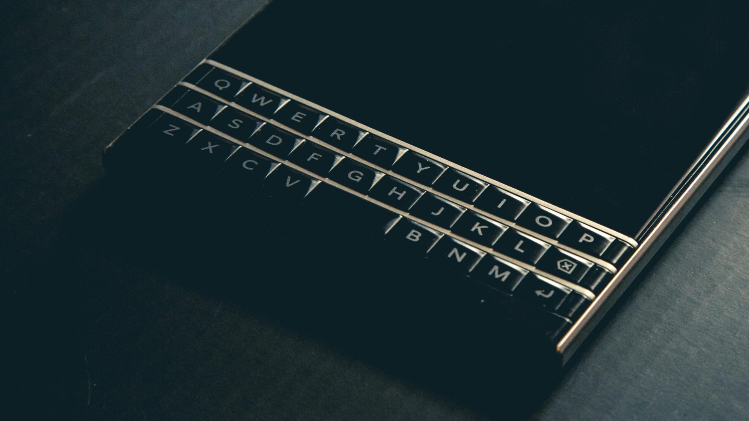 První Android s e-ink displejem a QWERTY klávesnicí je již realitou